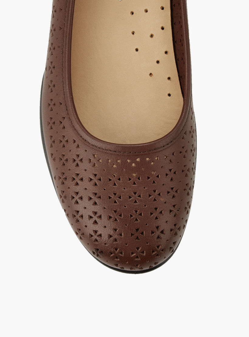 حذاء باليرينا جلدي بتصميم مفرغ للنساء من لو كونفورت-women-shoes-ballerinas-image-4