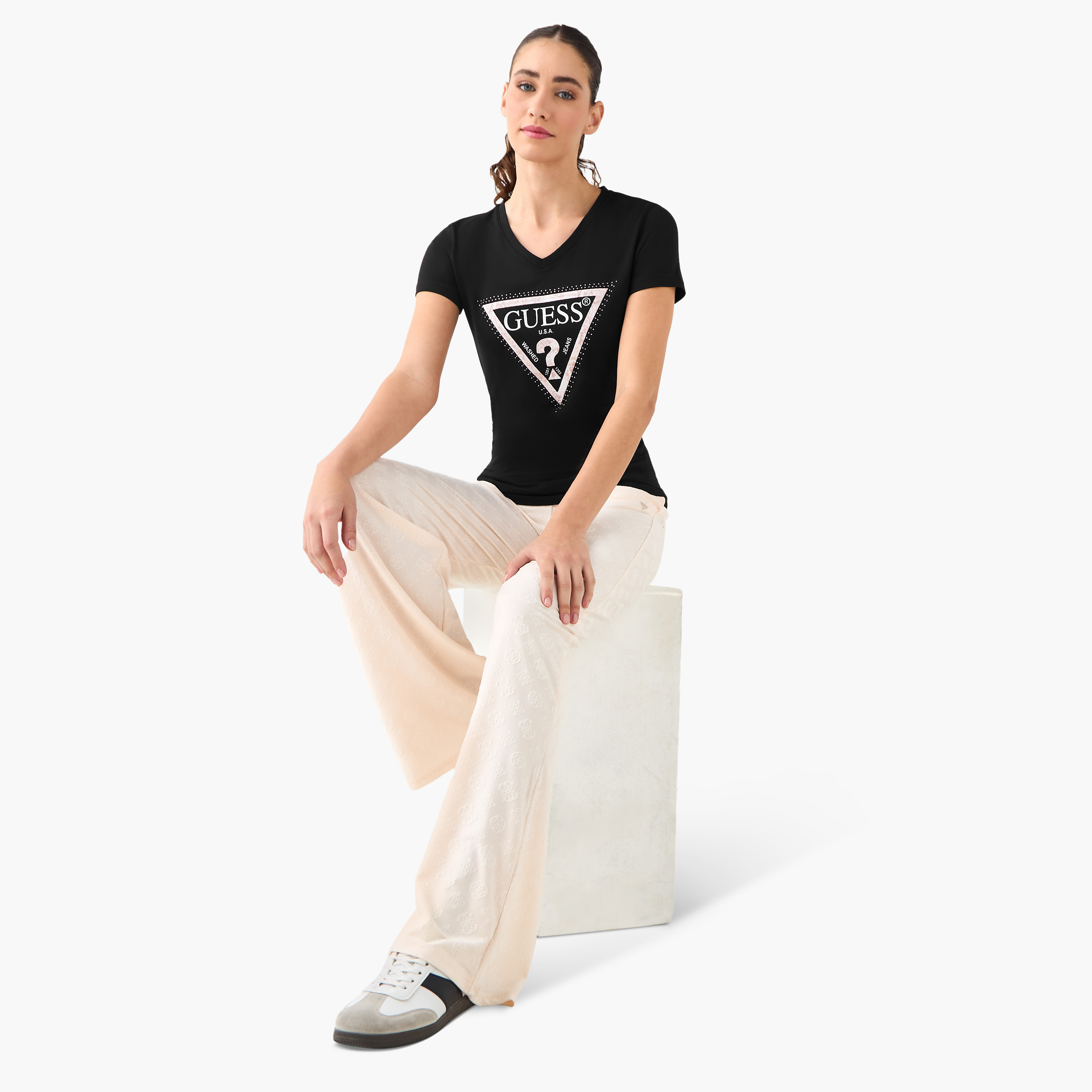 تيشيرت مزين بياقة V وأكمام قصيرة من جيس-women-clothing-tshirts-image-7