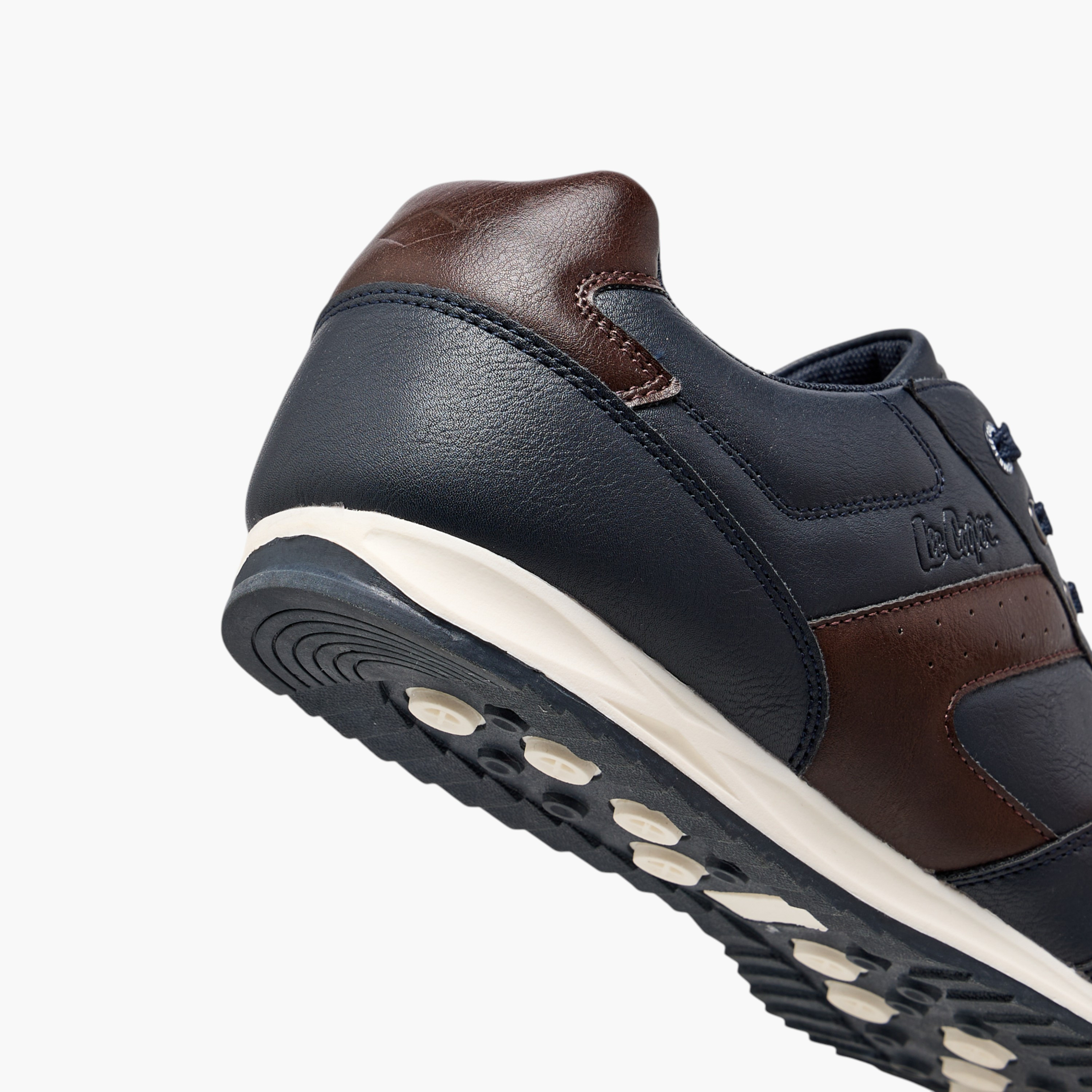 حذاء سنيكرز بألواح ورباط إغلاق من لي كوبر-men-shoes-sneakers-image-5