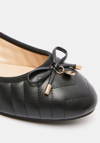 حذاء باليرينا سهل الارتداء بمقدمة مستديرة بزينة فيونكة من سيليست