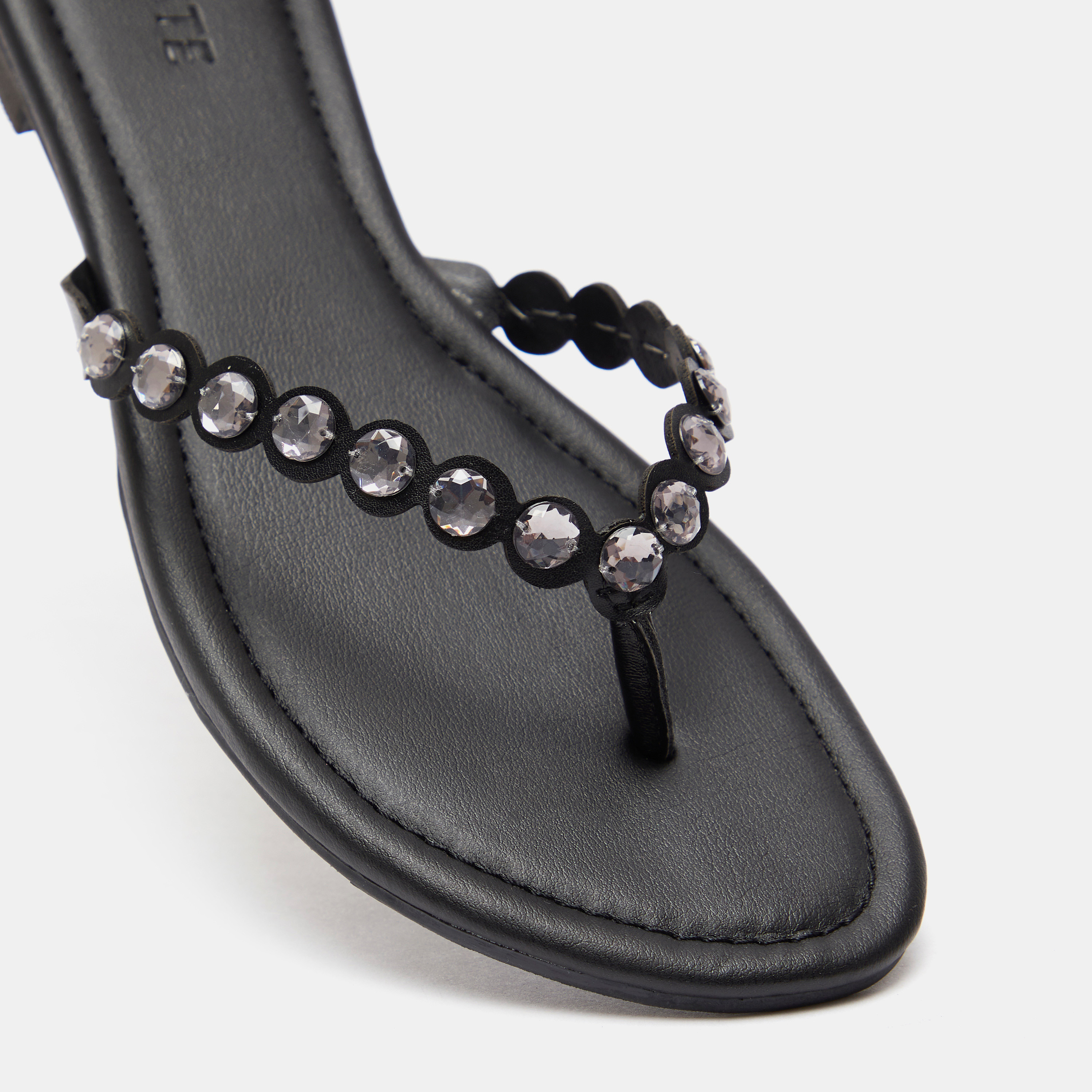صندل ثونغ مزين وسهل الارتداء للنساء من سيليست-women-shoes-flats-sandals-image-4