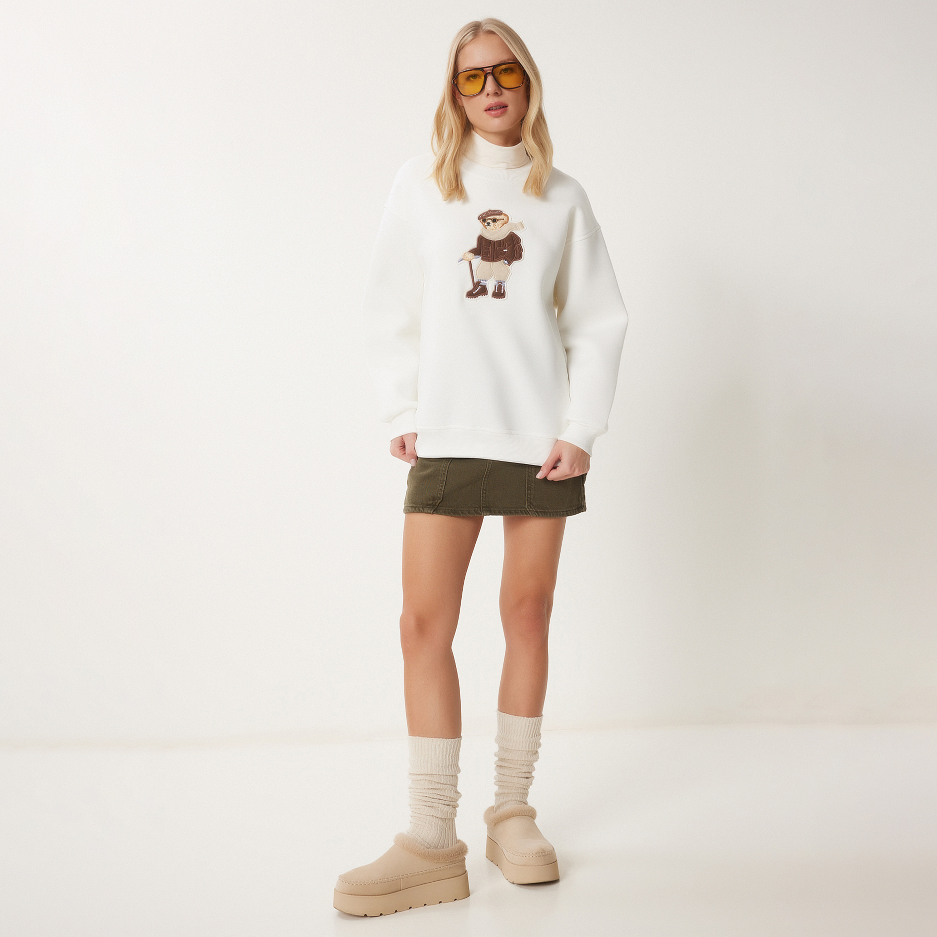 سويت شيرت نسائي من سعادة إسطنبول مطرز برقبة قطنية برقبة سلحفاة بيضاء من تيدي بير-women-clothing-hoodiesandsweatshirts-sweatshirts-image-5