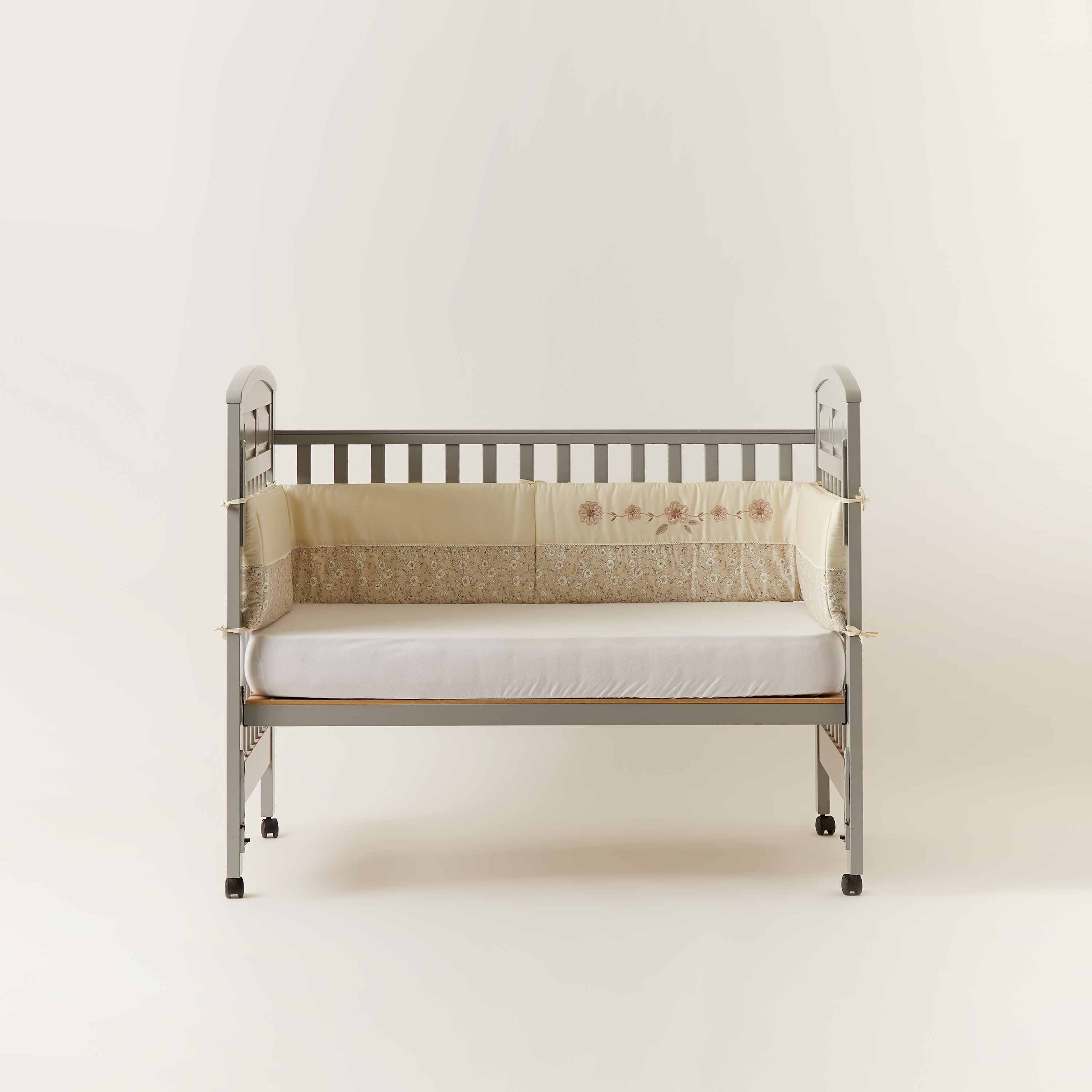 مصد سرير أطفال بتفاصيل وطبعات زهور من جيجلز-baby-nursery-babybedding-image-2