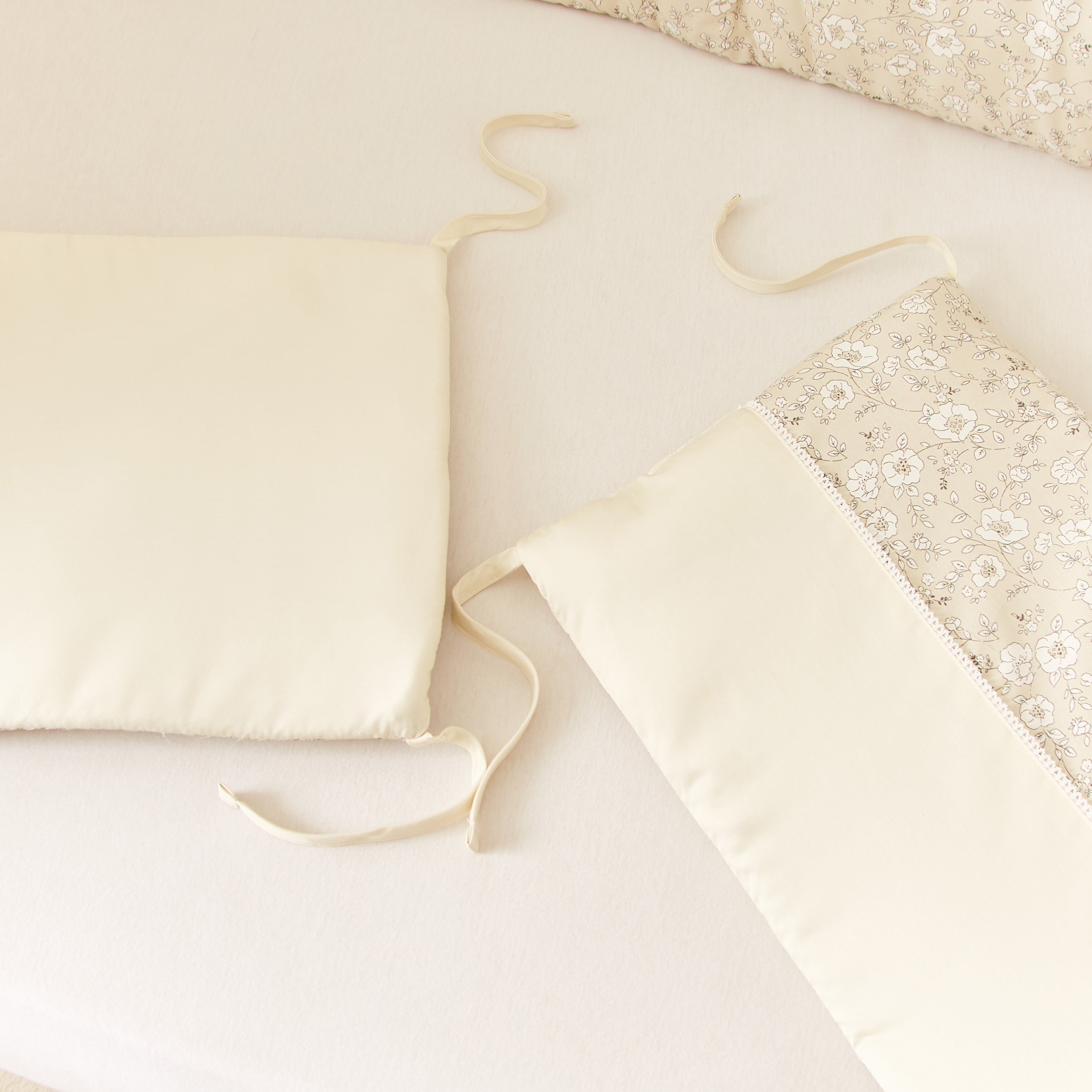 مصد سرير أطفال بتفاصيل وطبعات زهور من جيجلز-baby-nursery-babybedding-image-4