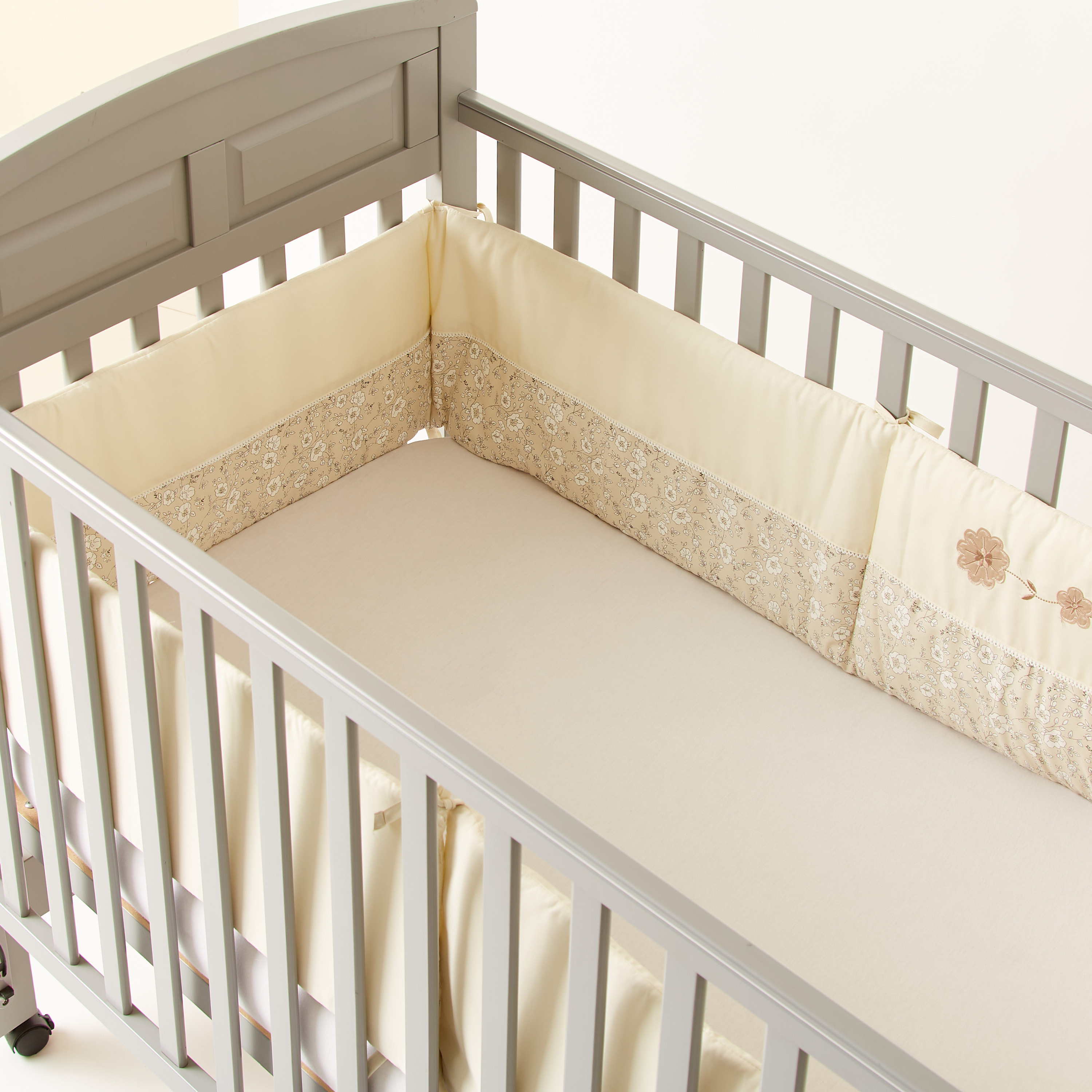 مصد سرير أطفال بتفاصيل وطبعات زهور من جيجلز-baby-nursery-babybedding-image-5