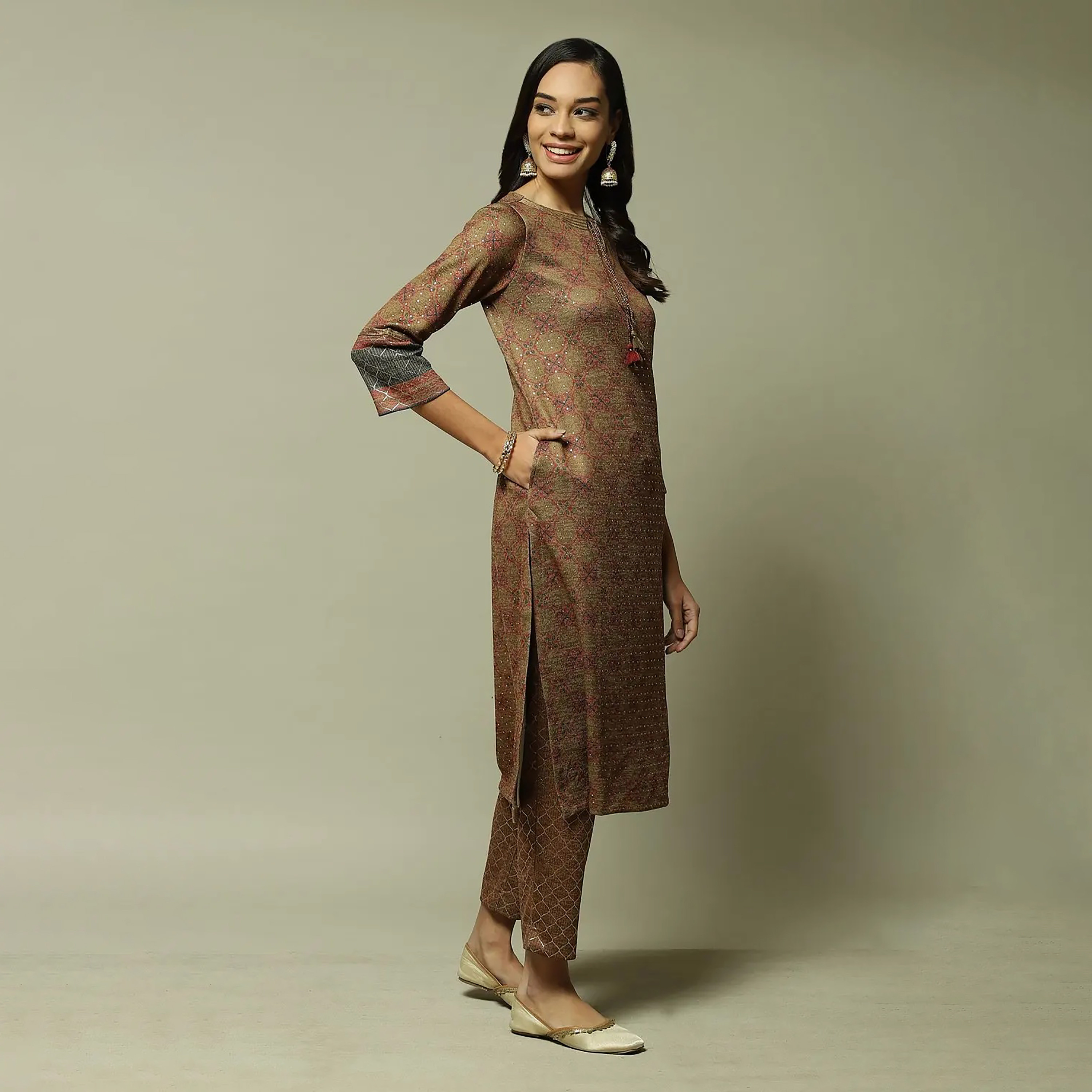 طقم مكون من قطعتين من كورتا وسروال قطني بفتحة عنق مع مطبوع من بيبا مع مزين بغوتا باتي-women-clothing-ethnicwear-salwarsuits-image-4