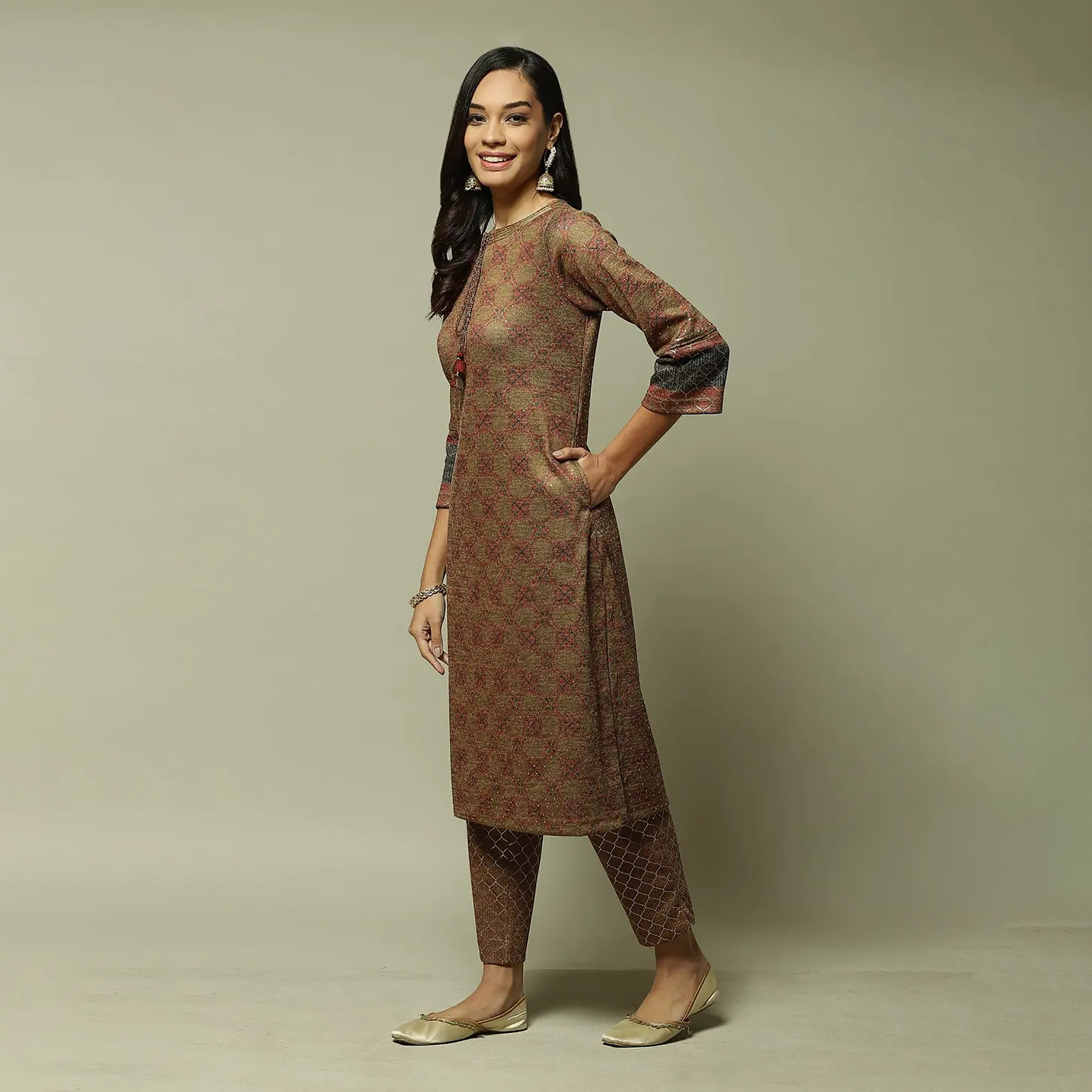 طقم مكون من قطعتين من كورتا وسروال قطني بفتحة عنق مع مطبوع من بيبا مع مزين بغوتا باتي-women-clothing-ethnicwear-salwarsuits-image-5