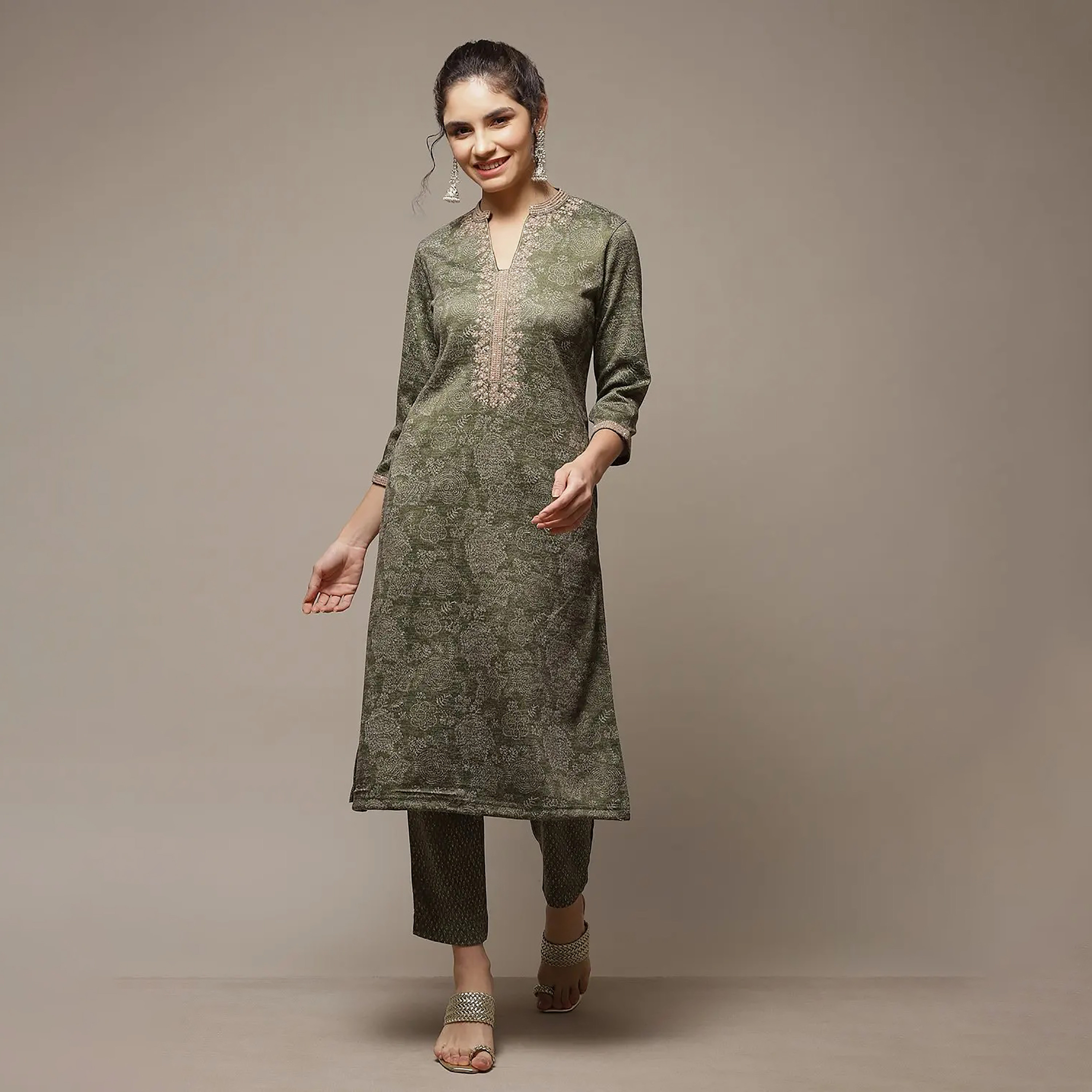 طقم قطعتين من القطن المطرز من بيبا من كورتا ماندارين وسروال مع مزين بسكوينس-women-clothing-ethnicwear-salwarsuits-image-1