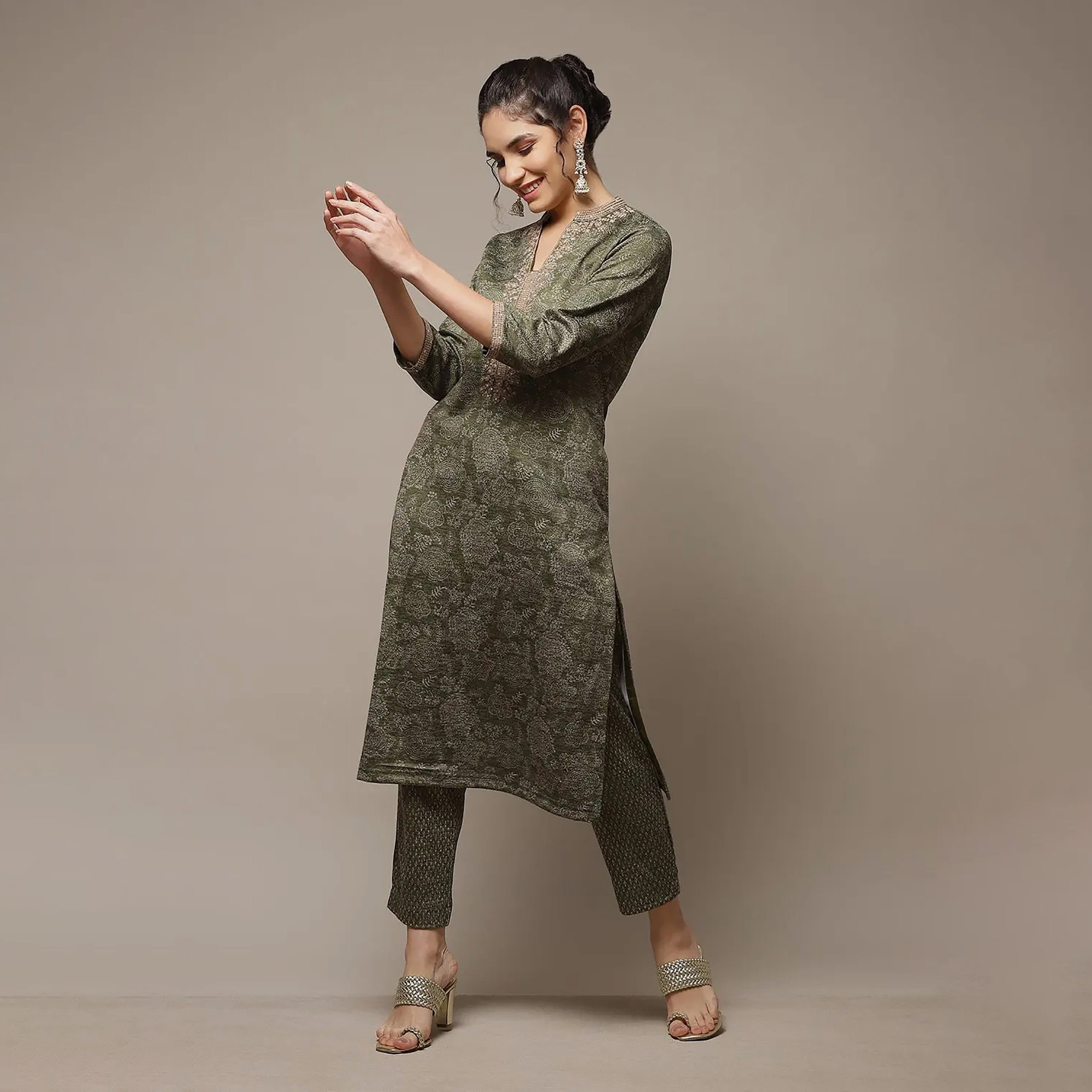 طقم قطعتين من القطن المطرز من بيبا من كورتا ماندارين وسروال مع مزين بسكوينس-women-clothing-ethnicwear-salwarsuits-image-4
