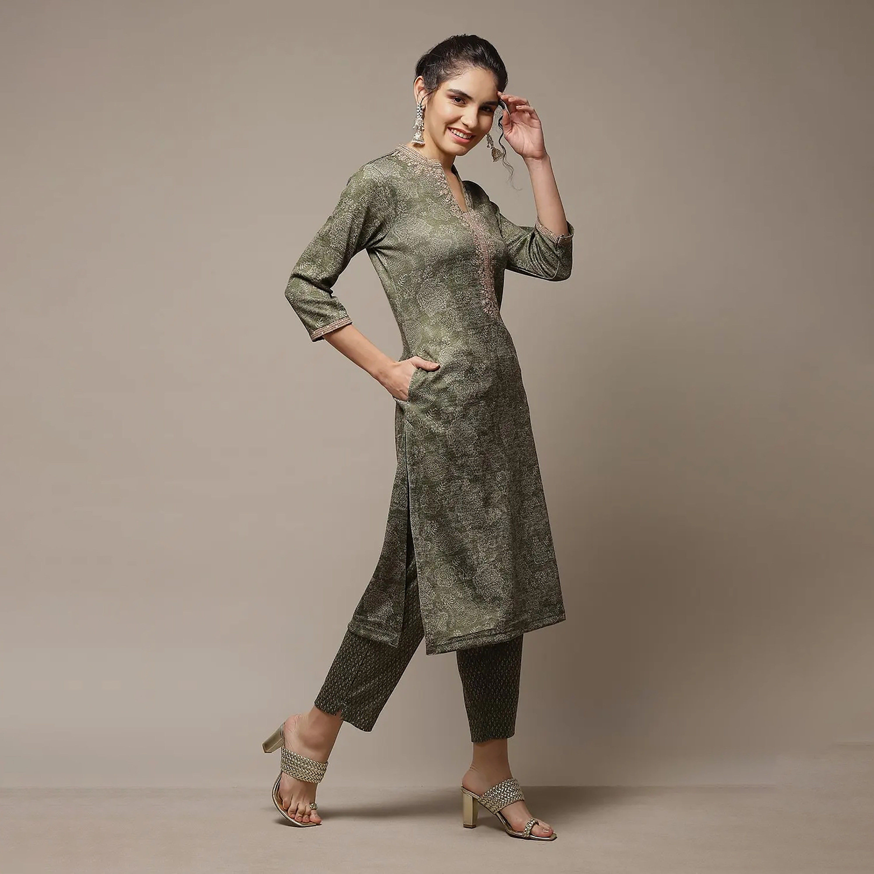 طقم قطعتين من القطن المطرز من بيبا من كورتا ماندارين وسروال مع مزين بسكوينس-women-clothing-ethnicwear-salwarsuits-image-5
