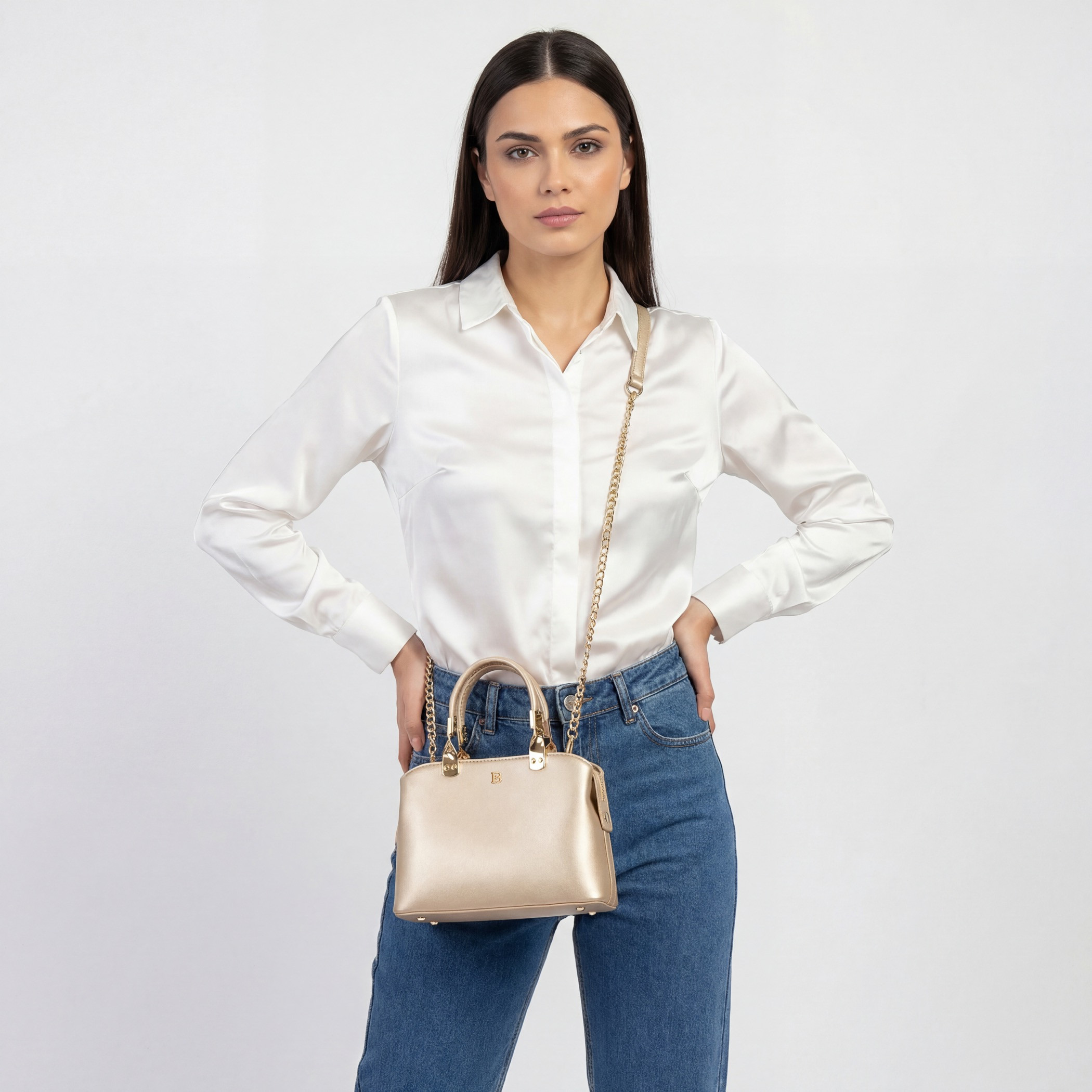 شنطة كروس بودي بشعار منقوش وحزام سلسلة من فلورا بيلا-women-bagsandwallets-handbags-image-2