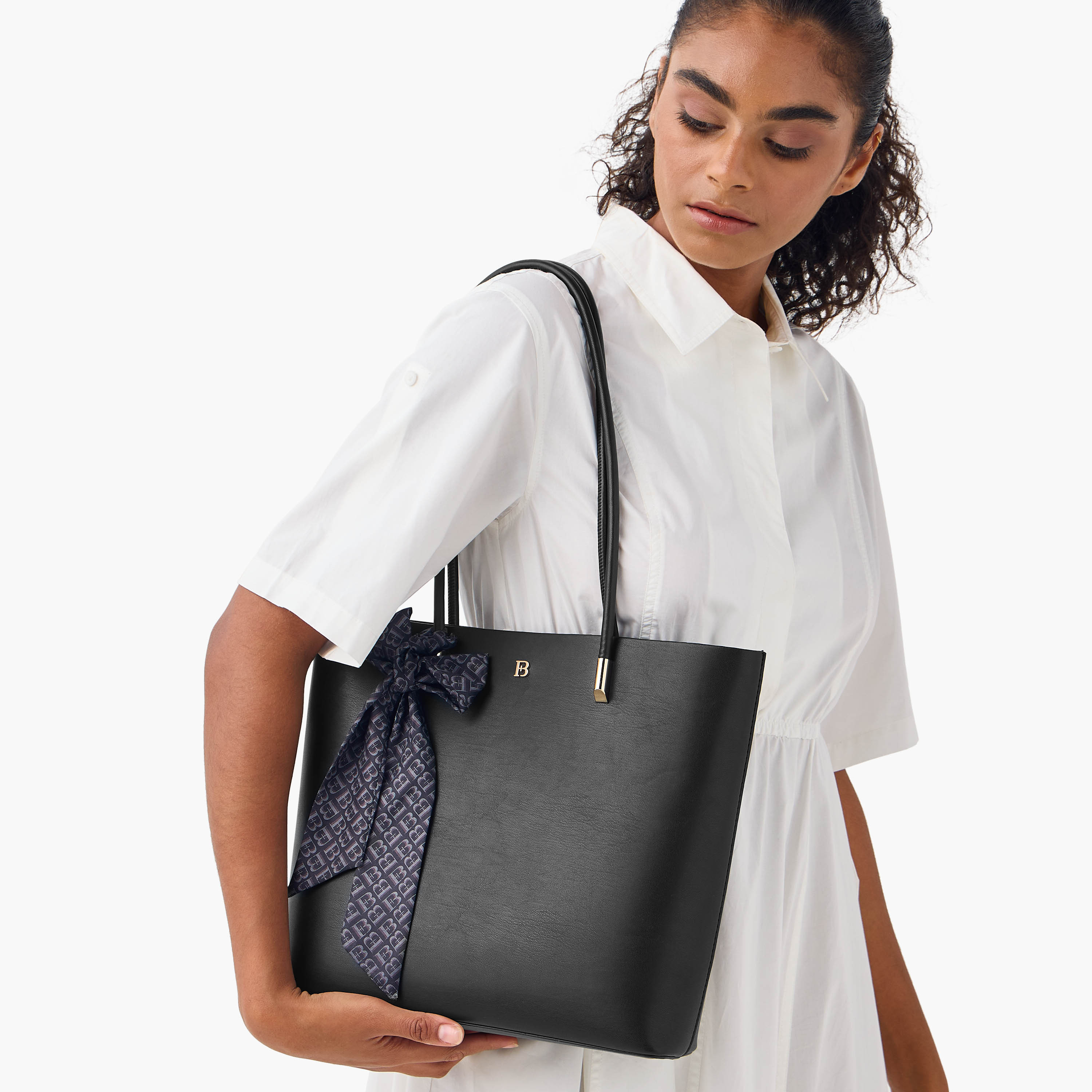 شنطة توتي سادة مزينة بوشاح مونوجرام مع شنطة صغيرة من من فلورا بيلا-women-bagsandwallets-handbags-image-2