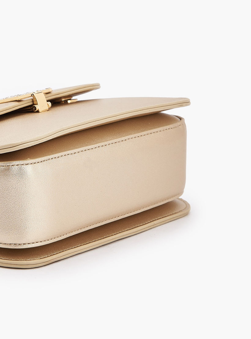 شنطة كروس بودي مزينة بشعار مع حزام سلسلة من فلورا بيلا-women-bagsandwallets-handbags-image-7