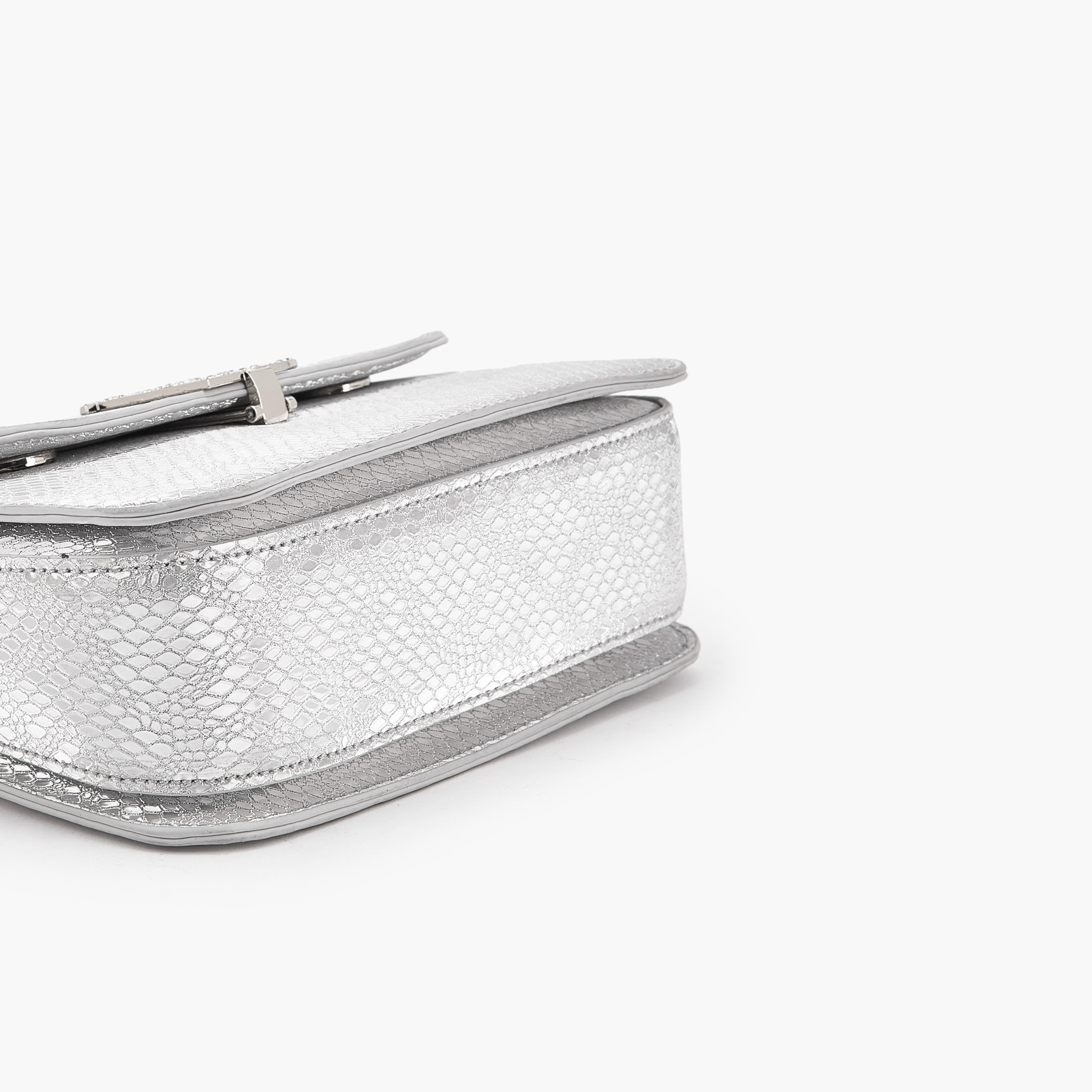شنطة كروس بودي مزينة بشعار مع حزام سلسلة من فلورا بيلا-women-bagsandwallets-handbags-image-7