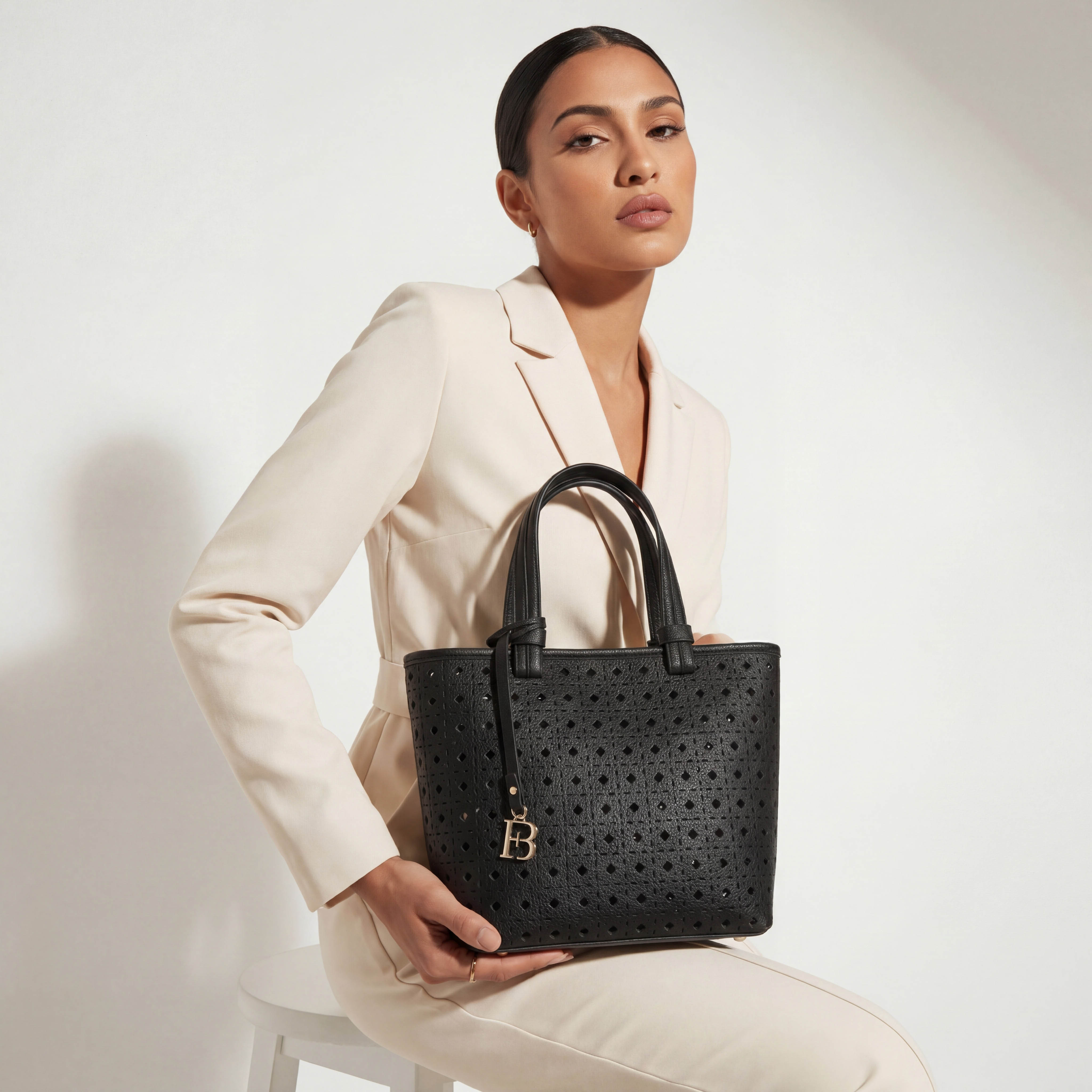 شنطة توتي بتصاميم مفرغة بالليزر مع شنطة كروس بودي من فلورا بيلا-women-bagsandwallets-handbags-image-2