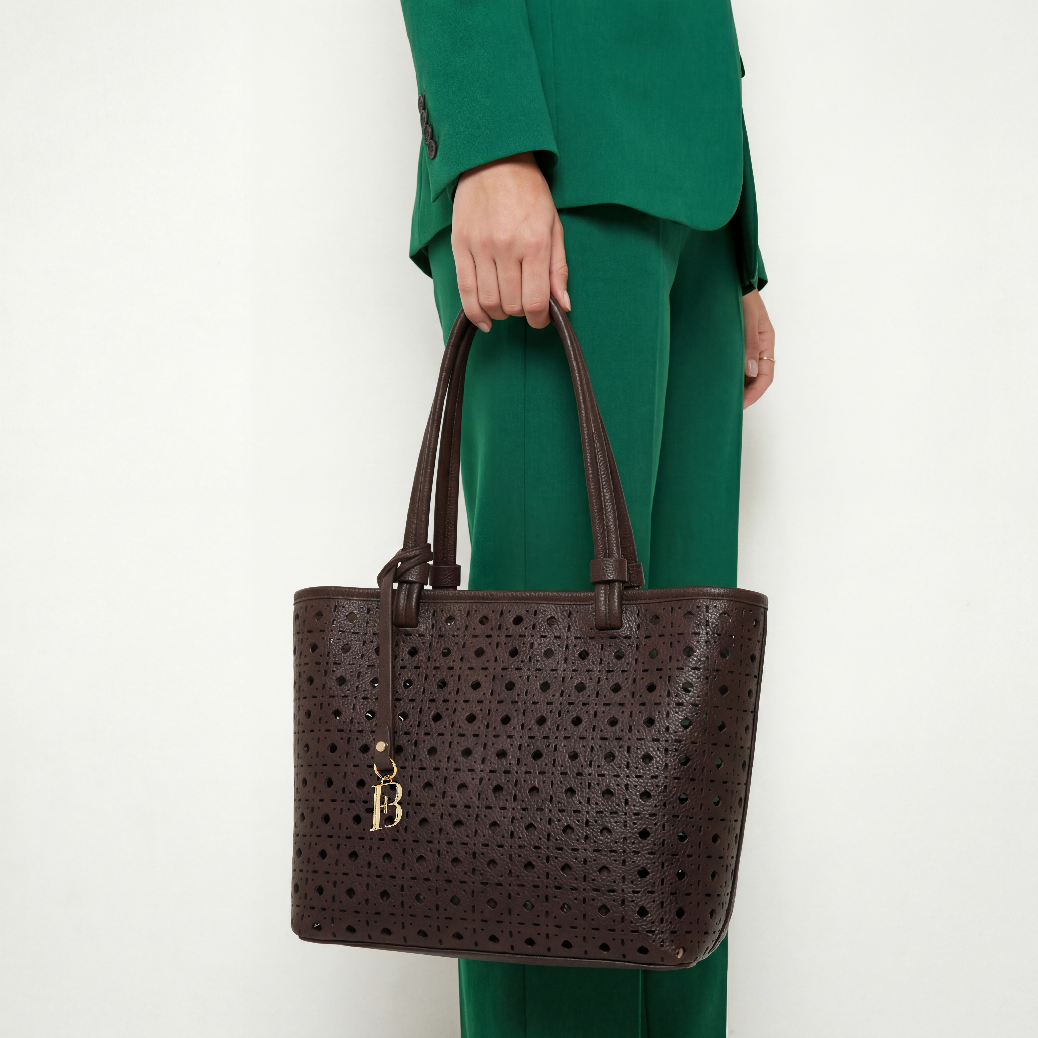 شنطة توتي بتصاميم مفرغة بالليزر مع شنطة كروس بودي من فلورا بيلا-women-bagsandwallets-handbags-image-2