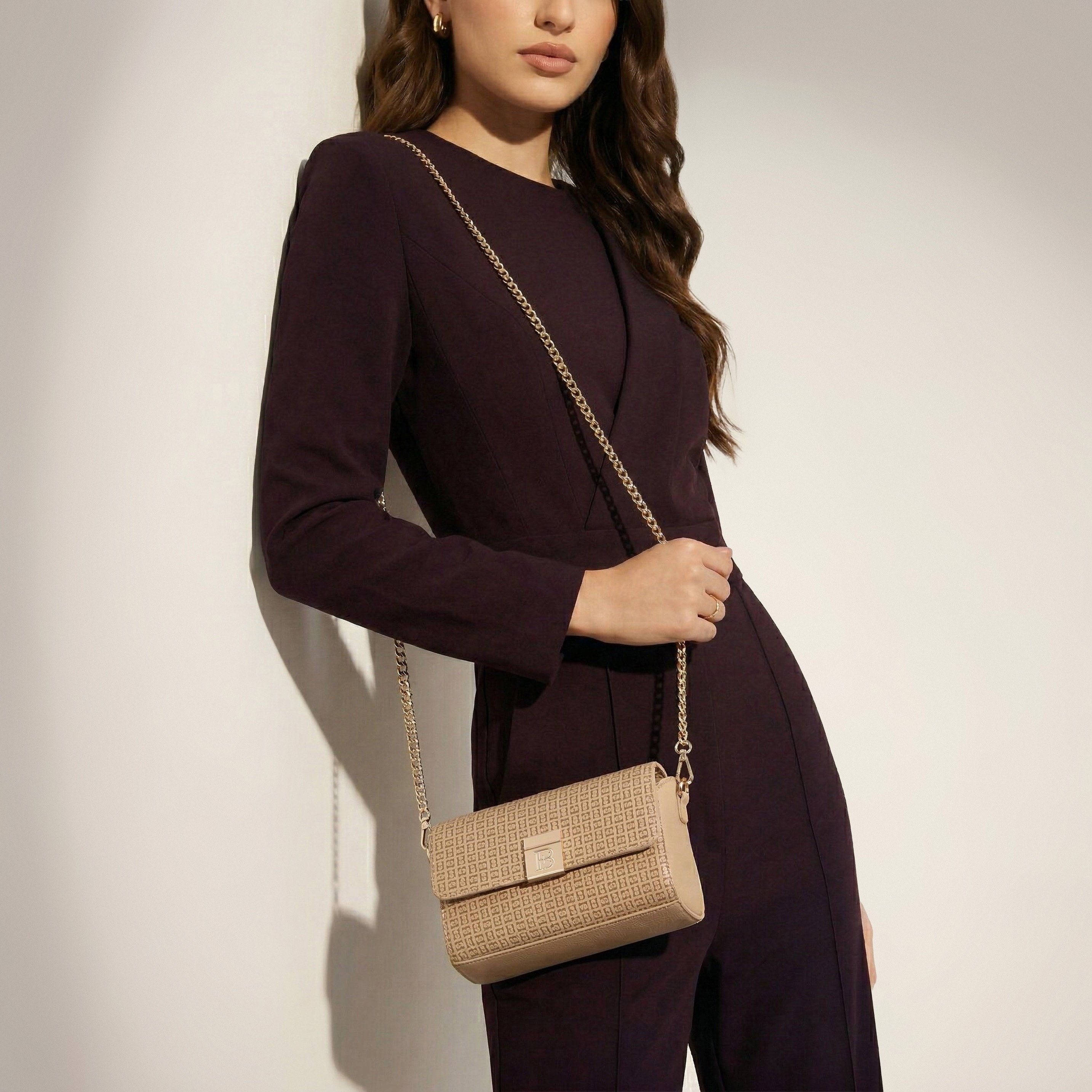 شنطة كروس بودي بطبعات مونوجرام وحزام سلسلة من فلورا بيلا-women-bagsandwallets-handbags-image-1