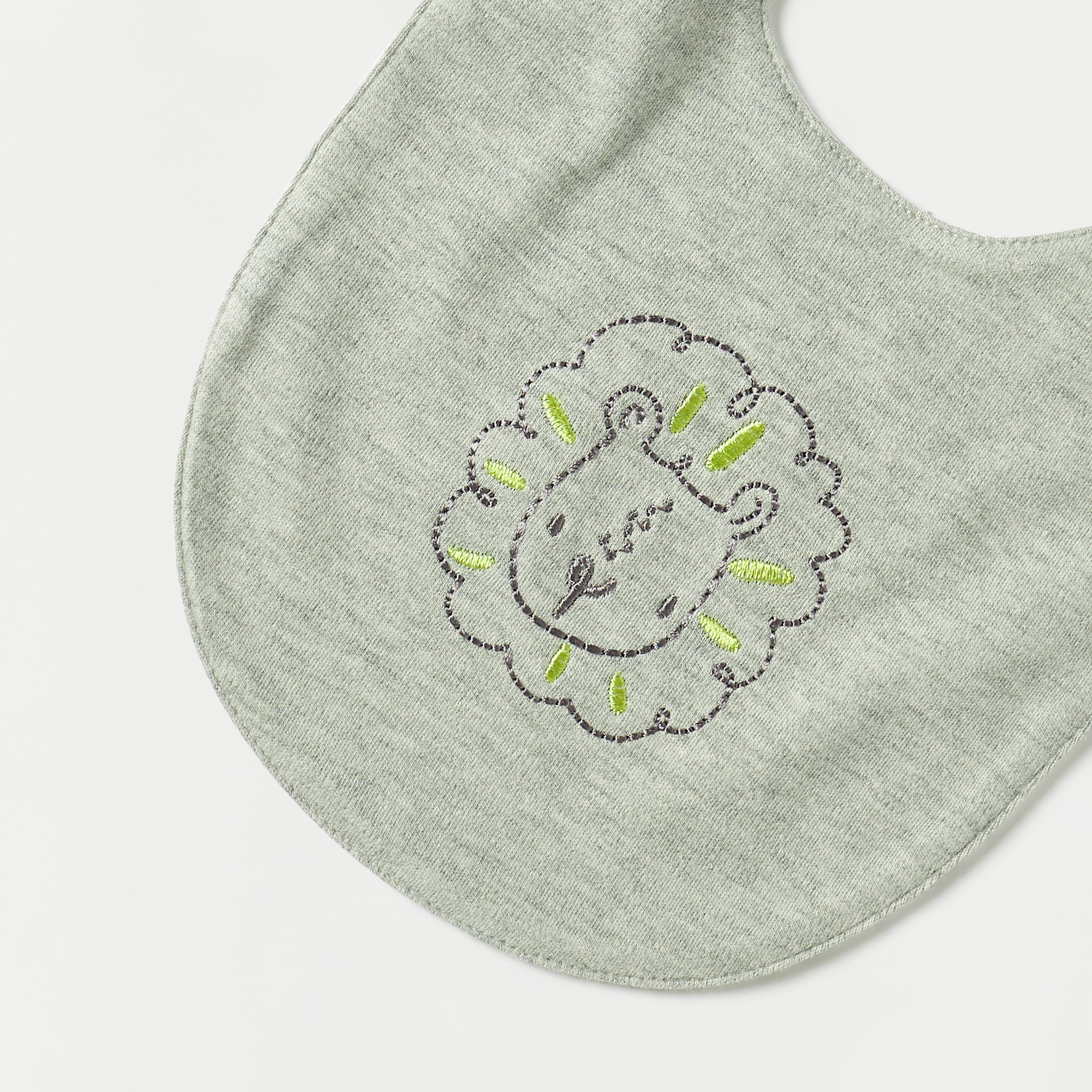 مريلة مطرزة من جونيورز-baby-feeding-bibs-image-3