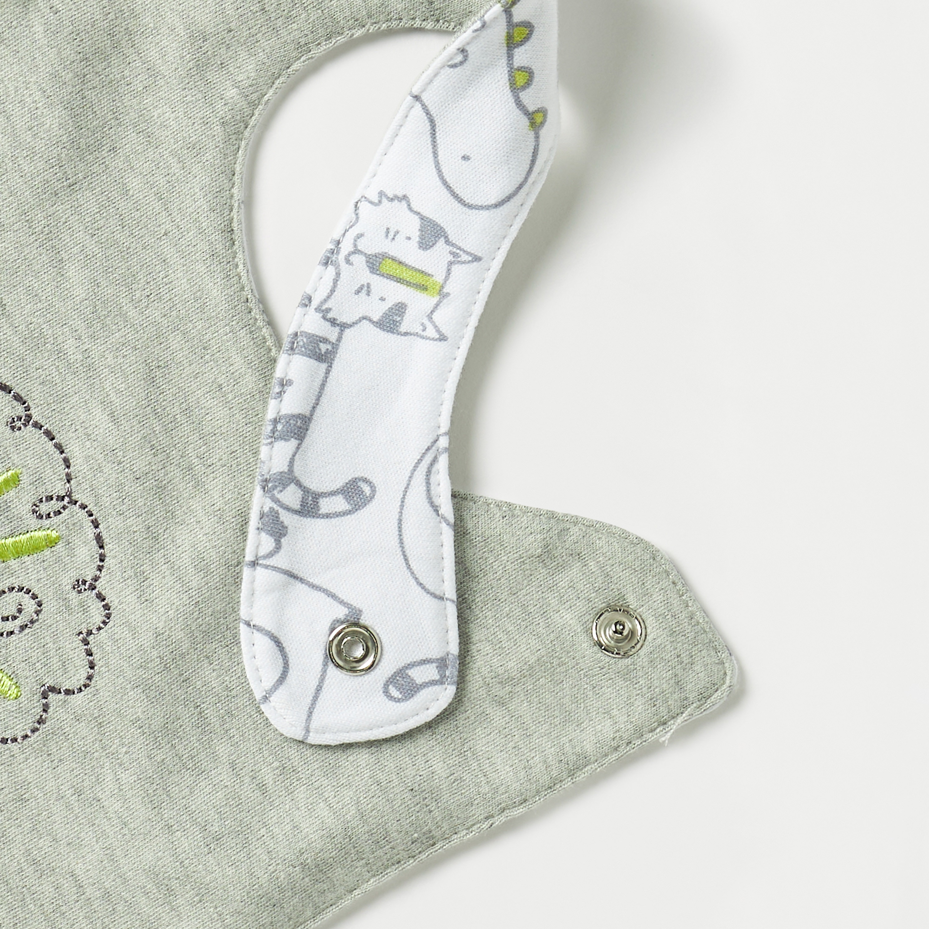 مريلة مطرزة من جونيورز-baby-feeding-bibs-image-4