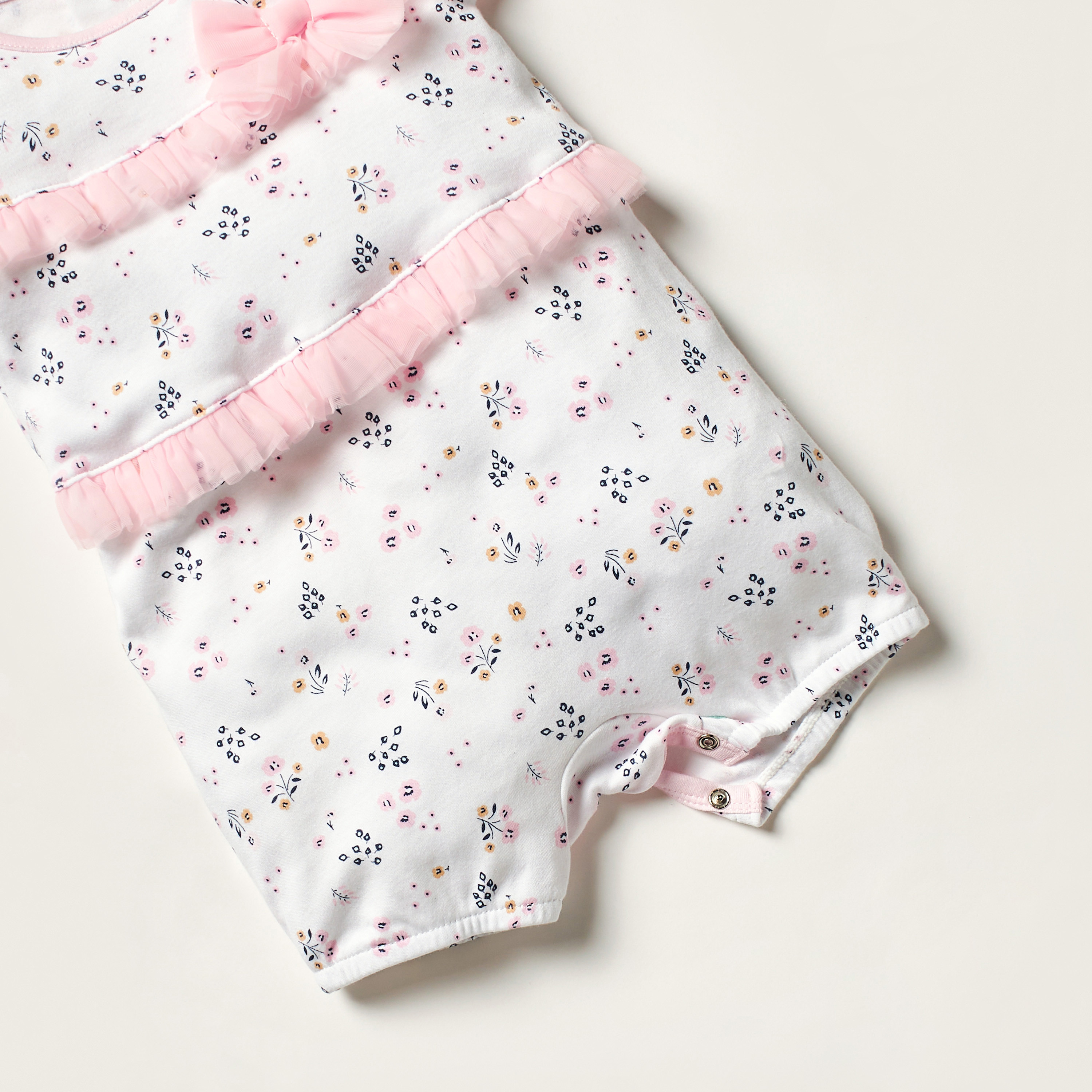 أفرول بتزيينات فيونكة وكشكشة وطبعات أزهار من جونيورز-baby-girls-clothing-rompers-image-3