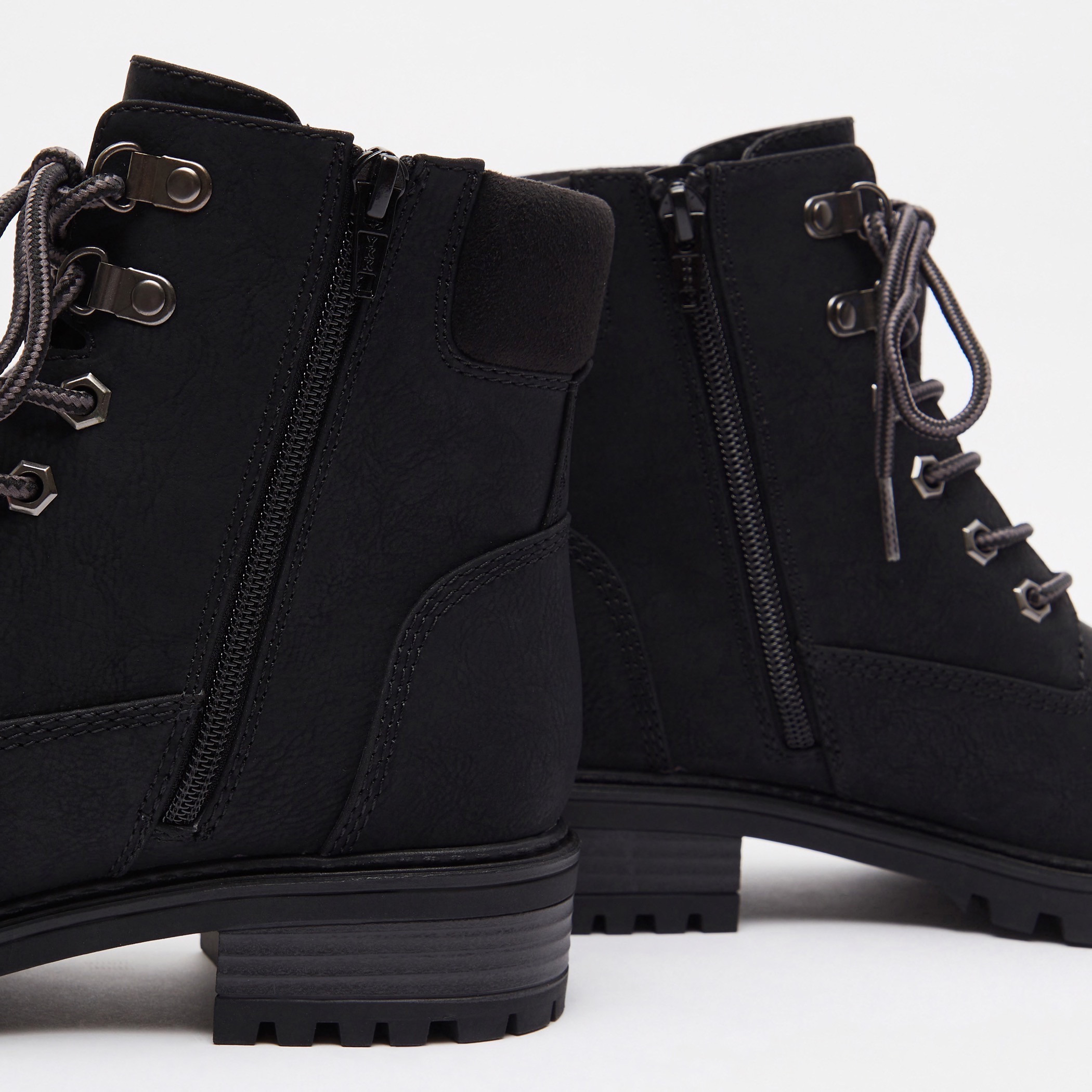 بوت طول الكاحل بسحّاب إغلاق وكعب سميك للنساء من لي كوبر-women-shoes-boots-image-5