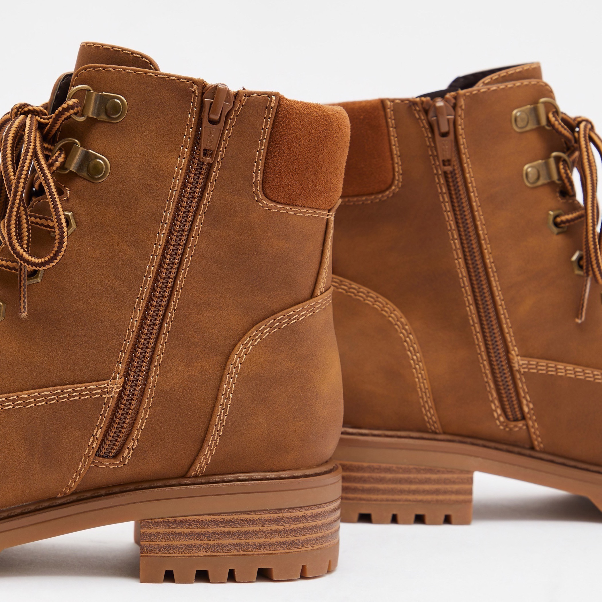 بوت طول الكاحل بسحّاب إغلاق وكعب سميك للنساء من لي كوبر-women-shoes-boots-image-11