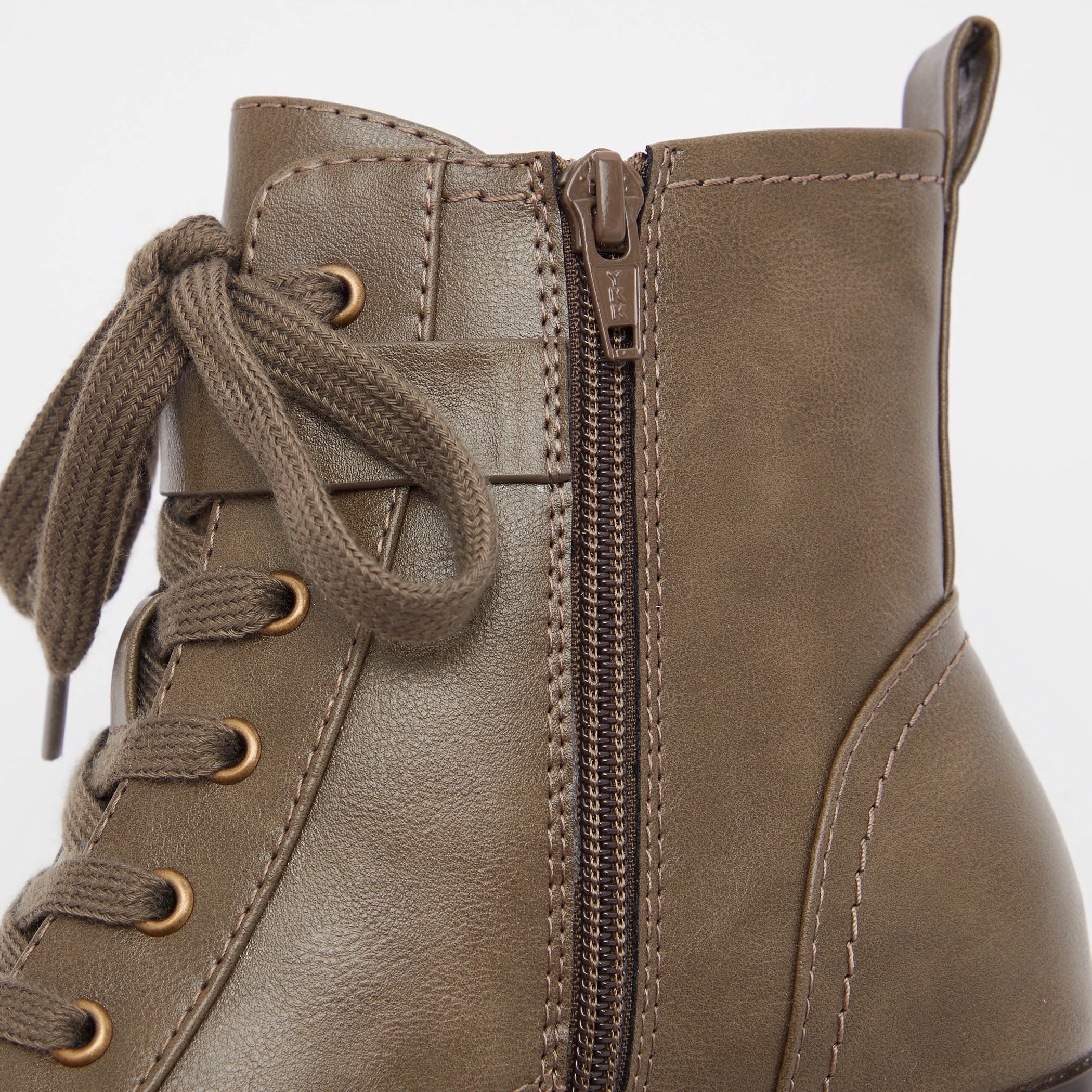 بوت طول الكاحل بسحّاب إغلاق وكعب سميك للنساء من لي كوبر-women-shoes-boots-image-4