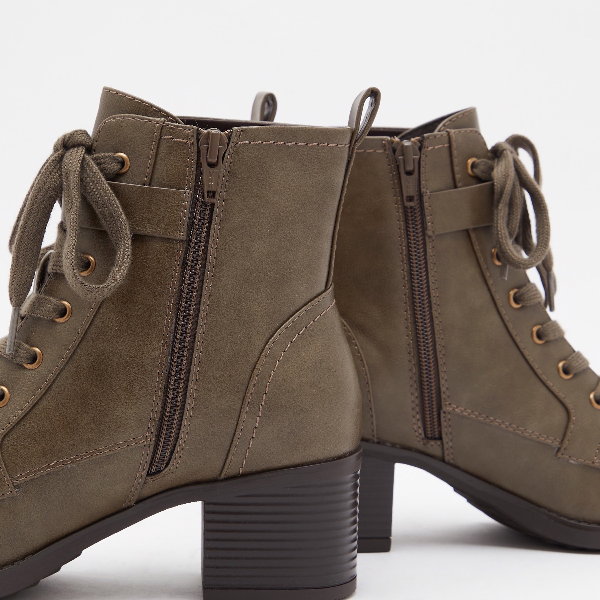 بوت طول الكاحل بسحّاب إغلاق وكعب سميك للنساء من لي كوبر-women-shoes-boots-image-5