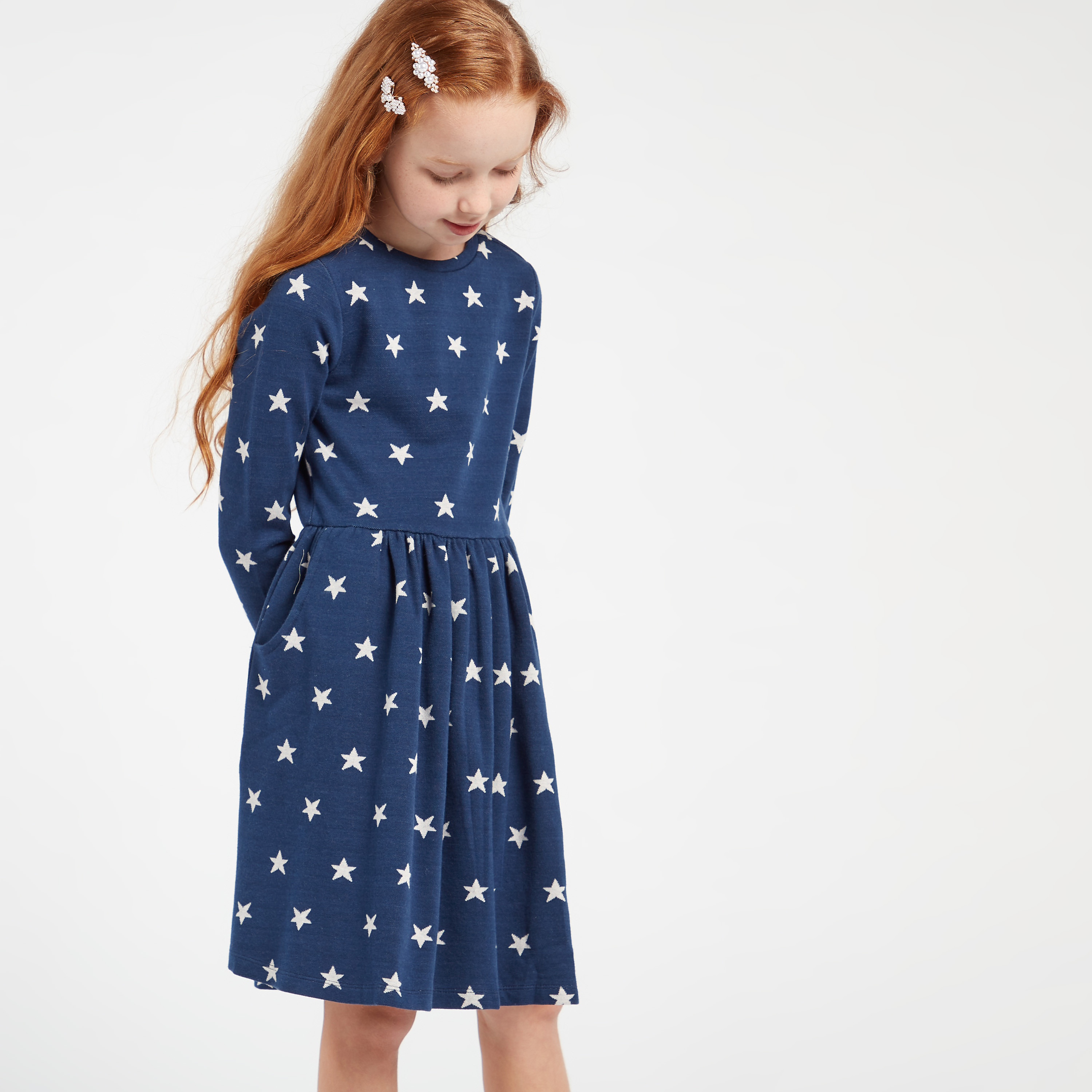 فستان بأكمام طويلة وطبعات نجوم عليه بالكامل من جونيورز-girls-clothing-dressesandjumpsuits-image-1