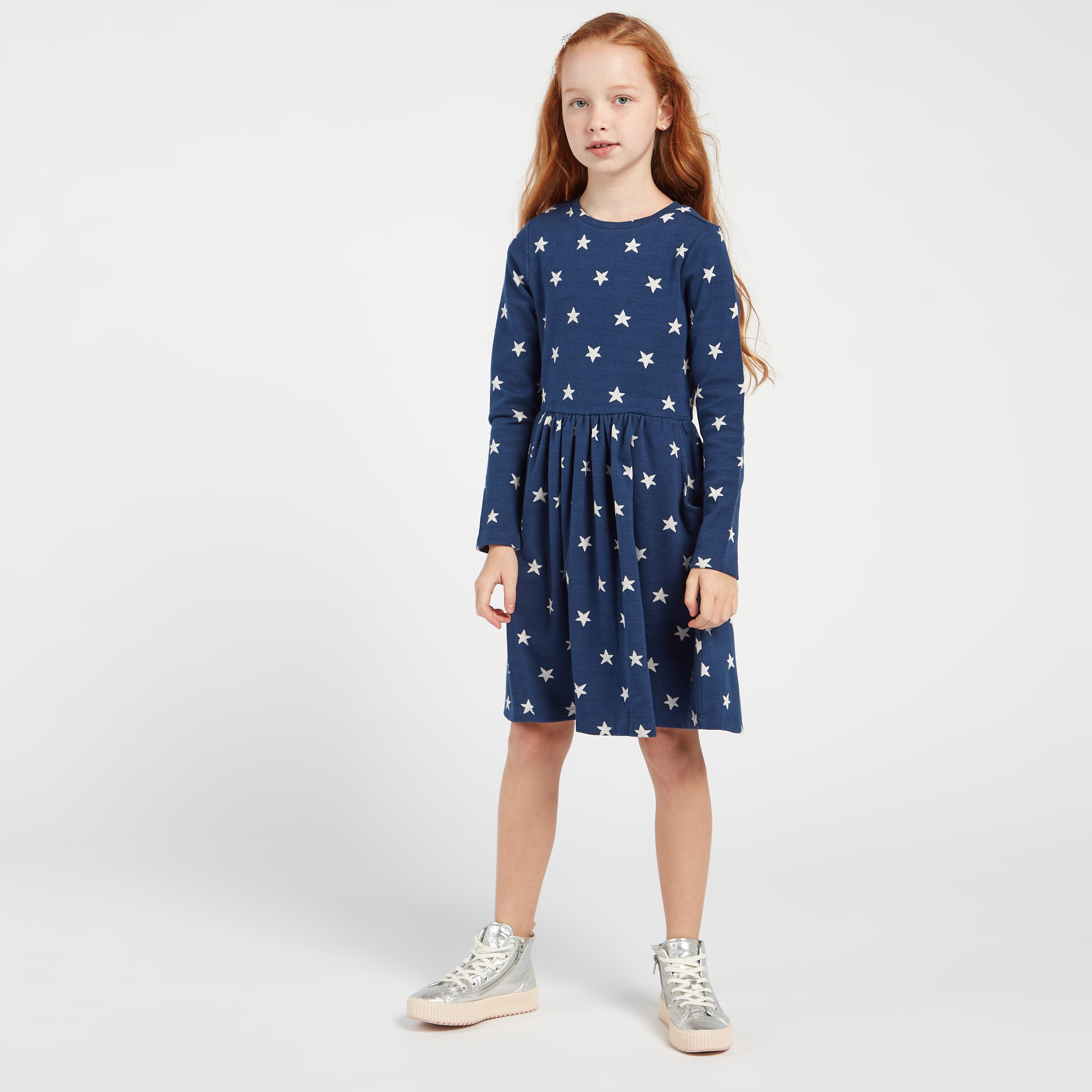 فستان بأكمام طويلة وطبعات نجوم عليه بالكامل من جونيورز-girls-clothing-dressesandjumpsuits-image-2