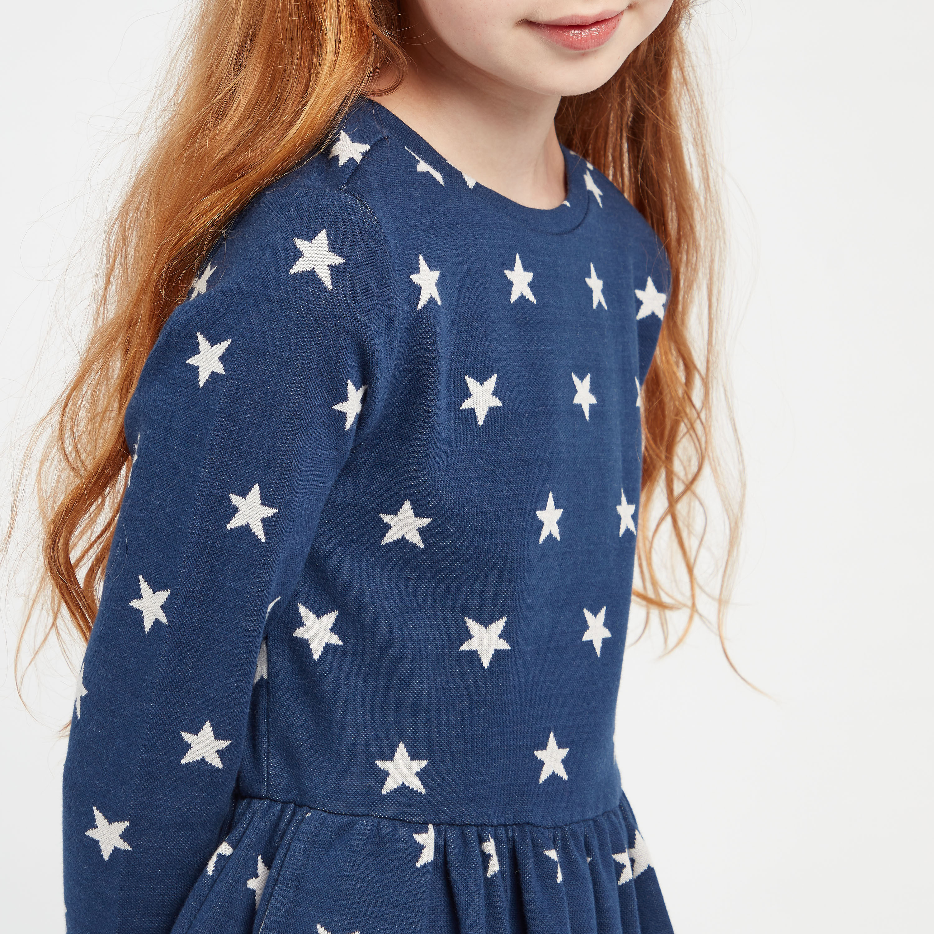 فستان بأكمام طويلة وطبعات نجوم عليه بالكامل من جونيورز-girls-clothing-dressesandjumpsuits-image-3