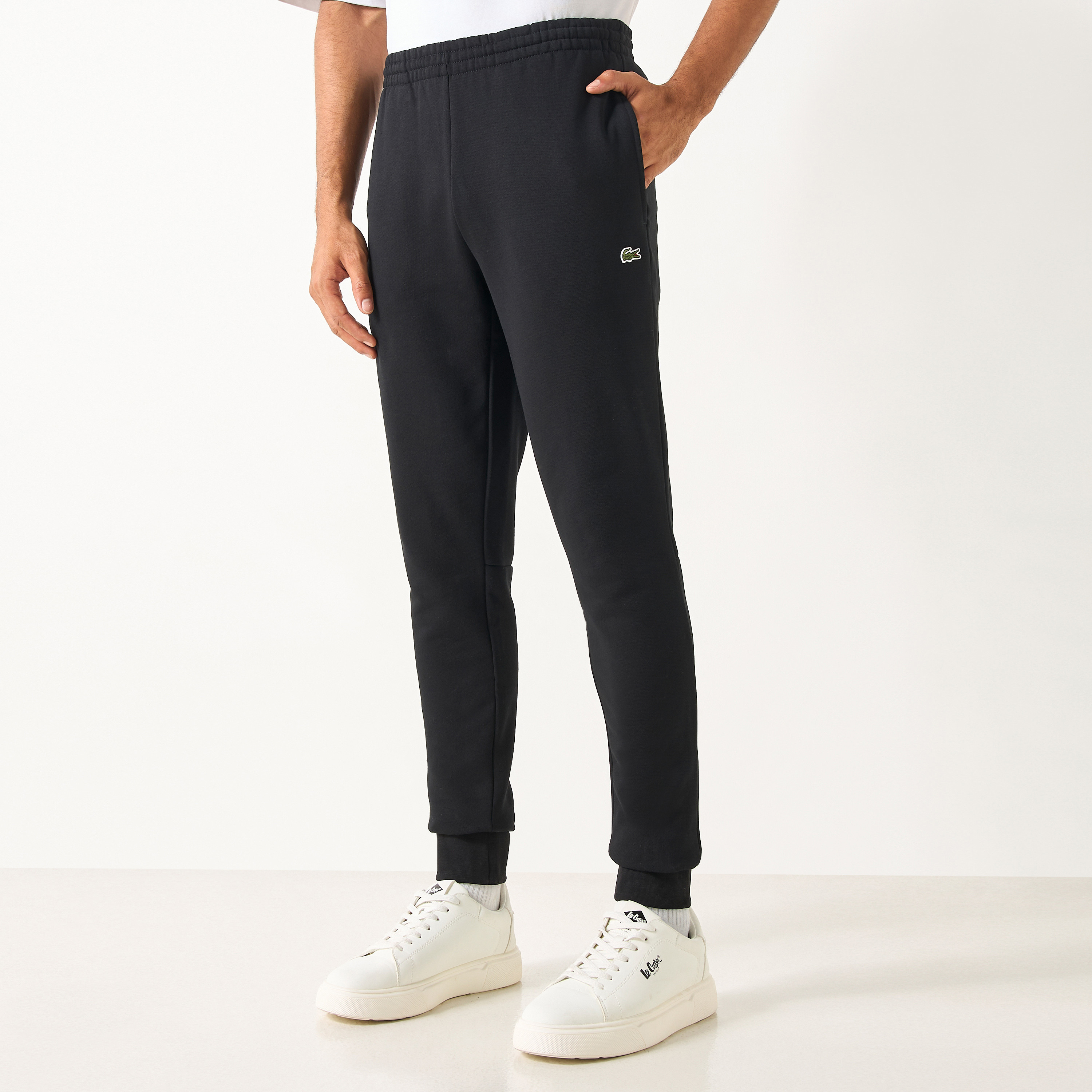 بنطلون رياضي بجيوب وزخارف الشعار من لاكوست-men-clothing-bottoms-joggers-image-1