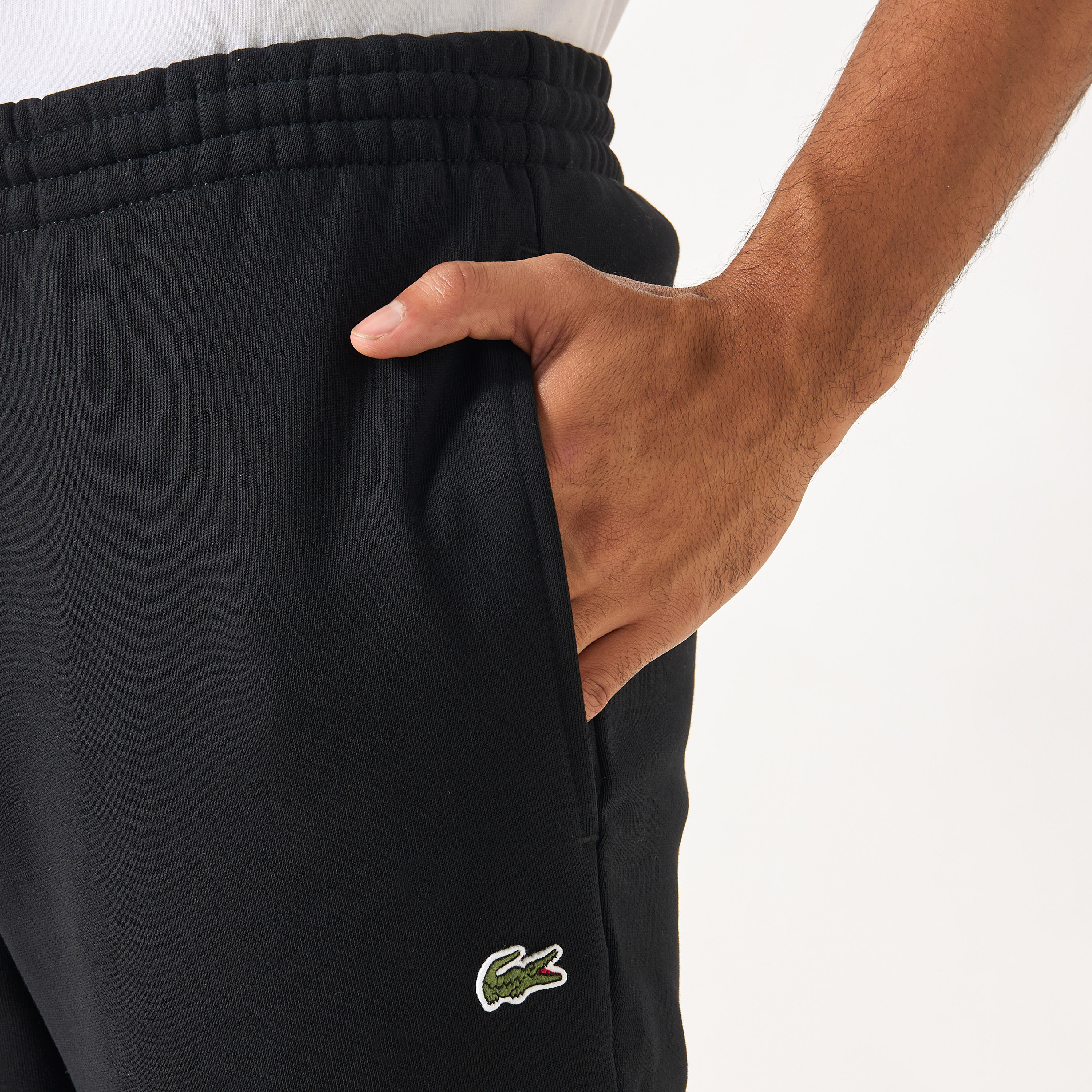 بنطلون رياضي بجيوب وزخارف الشعار من لاكوست-men-clothing-bottoms-joggers-image-2