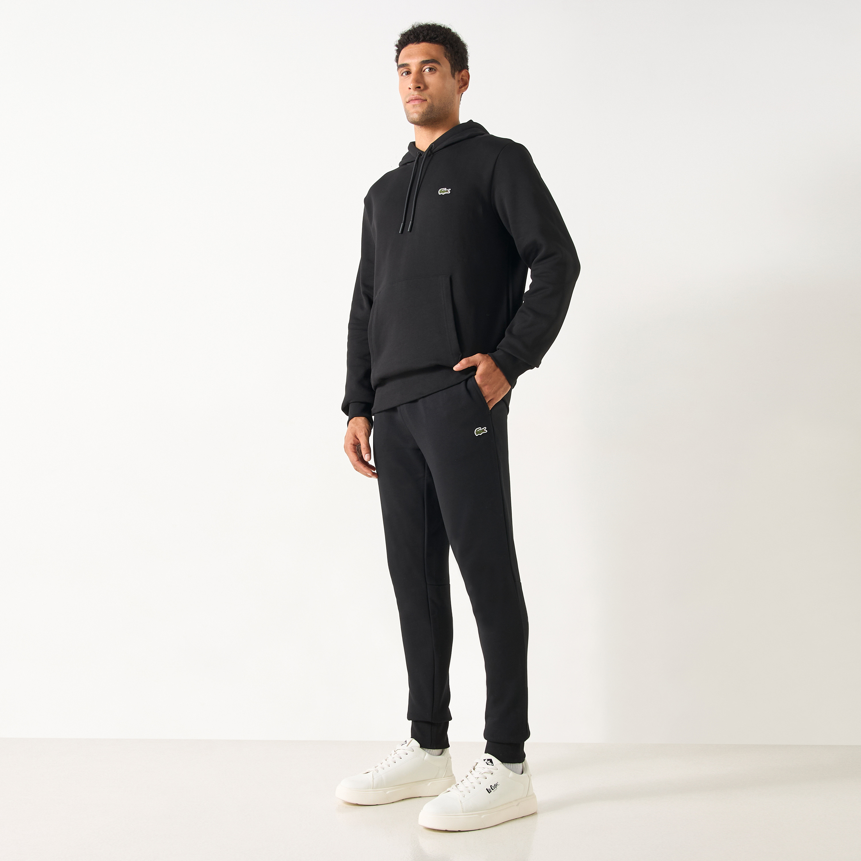 بنطلون رياضي بجيوب وزخارف الشعار من لاكوست-men-clothing-bottoms-joggers-image-3