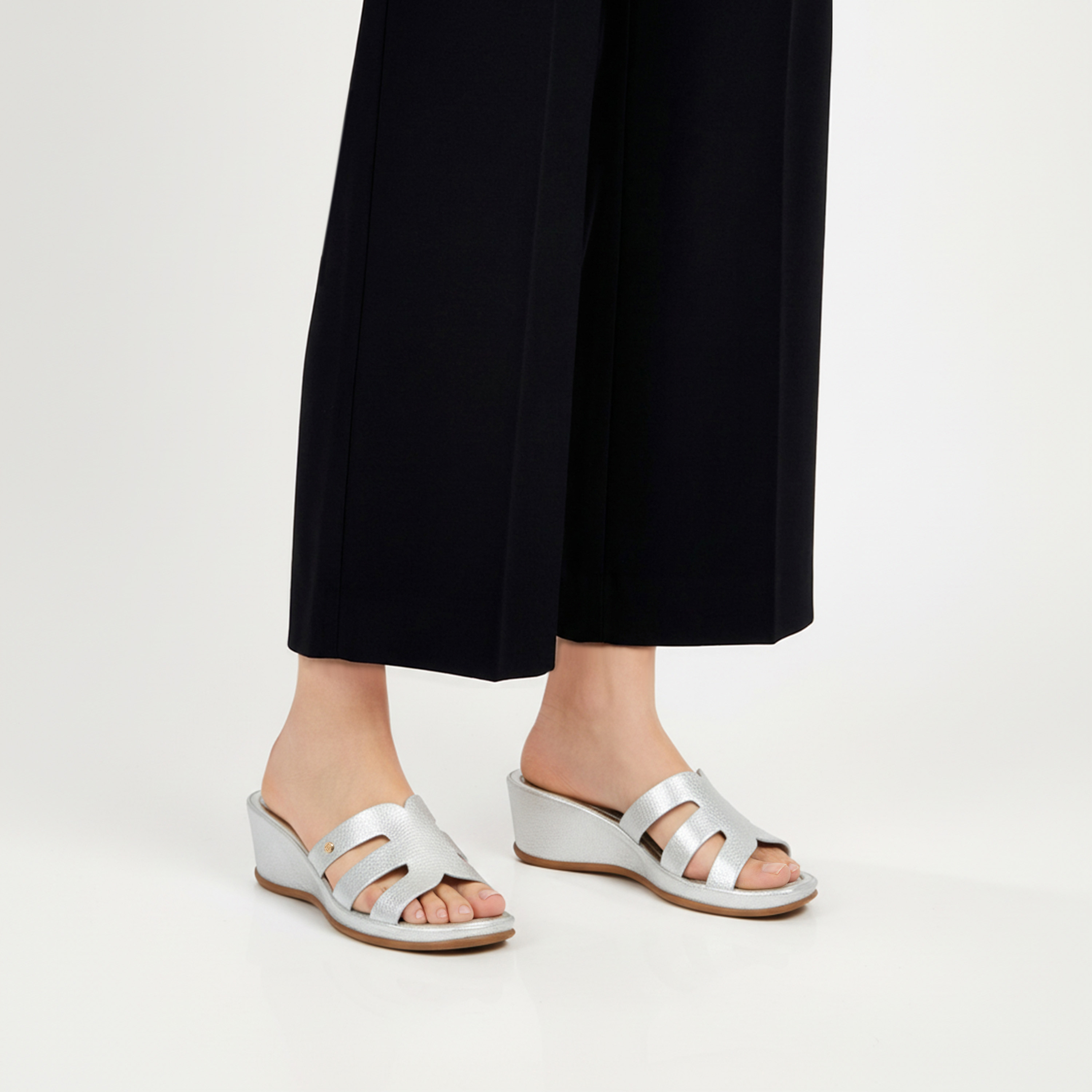 صندل ويدج سهل الارتداء للنساء من فلورا بيلا-women-shoes-sandals-heeled-image-2