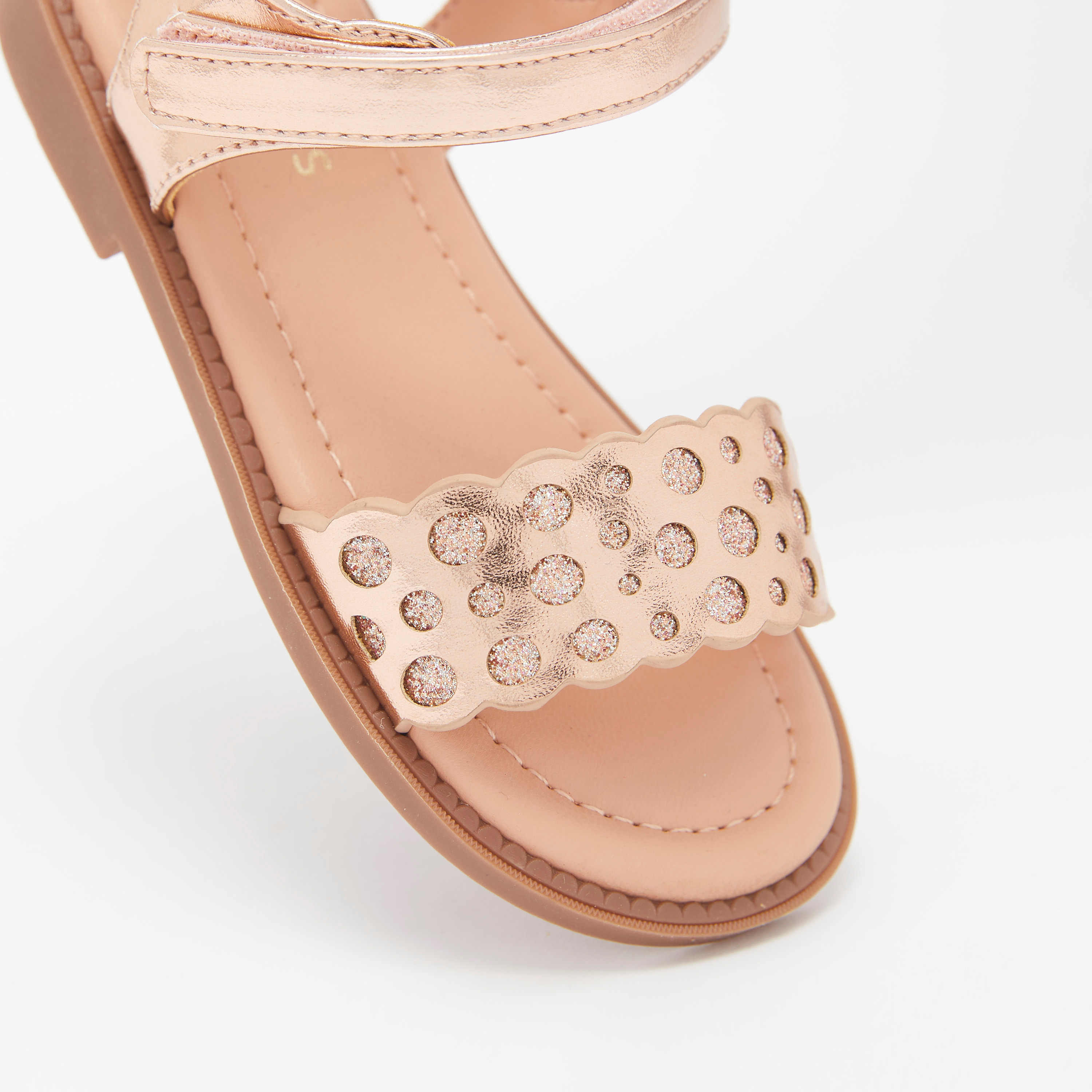 صندل بمقدّمة مفتوحة وتصميم مفرّغ من جونيورز-girls-shoes-sandals-image-4
