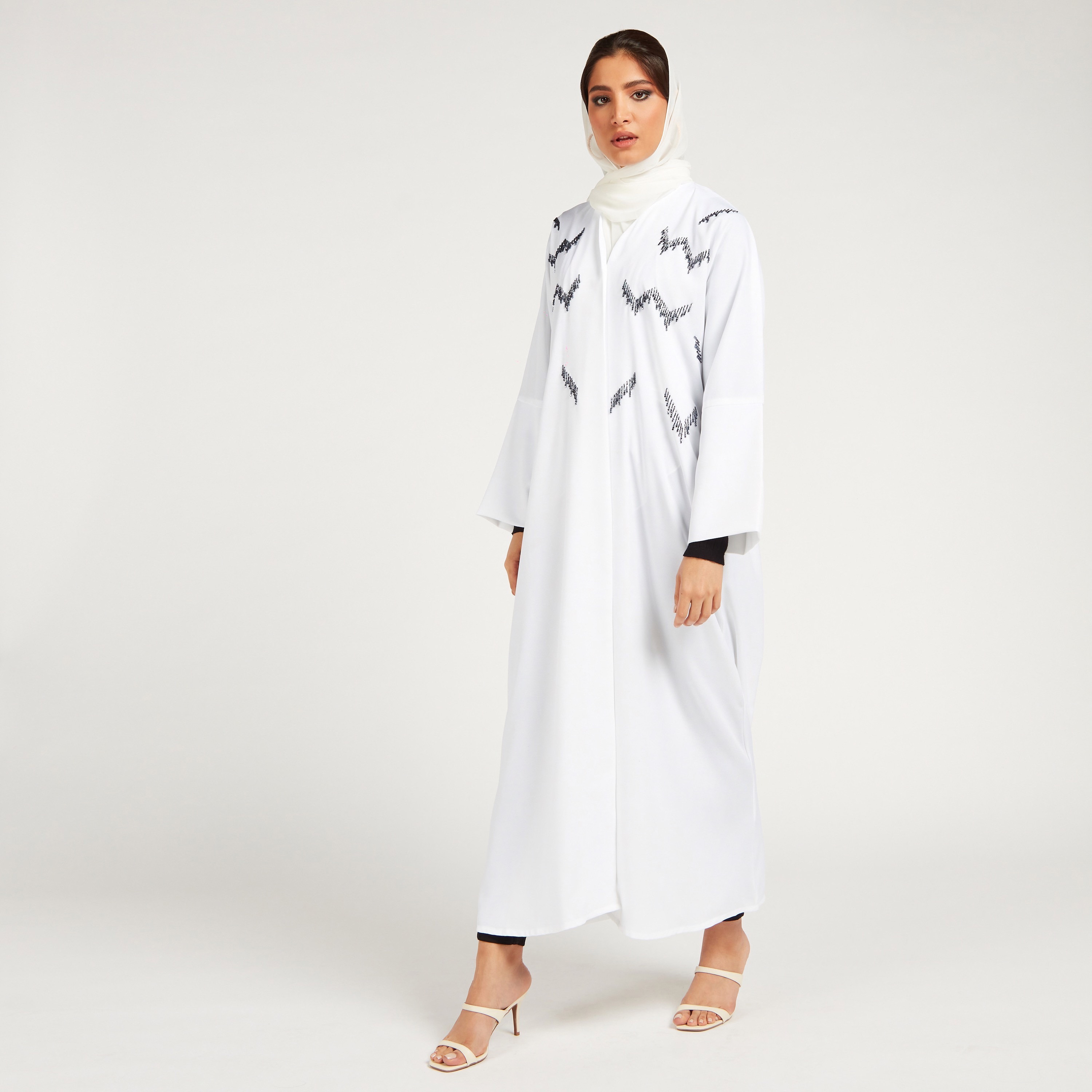 عباية مزيّنة بفتحة أمامية وأكمام طويلة من يارا-women-arabicclothing-abayas-image-1