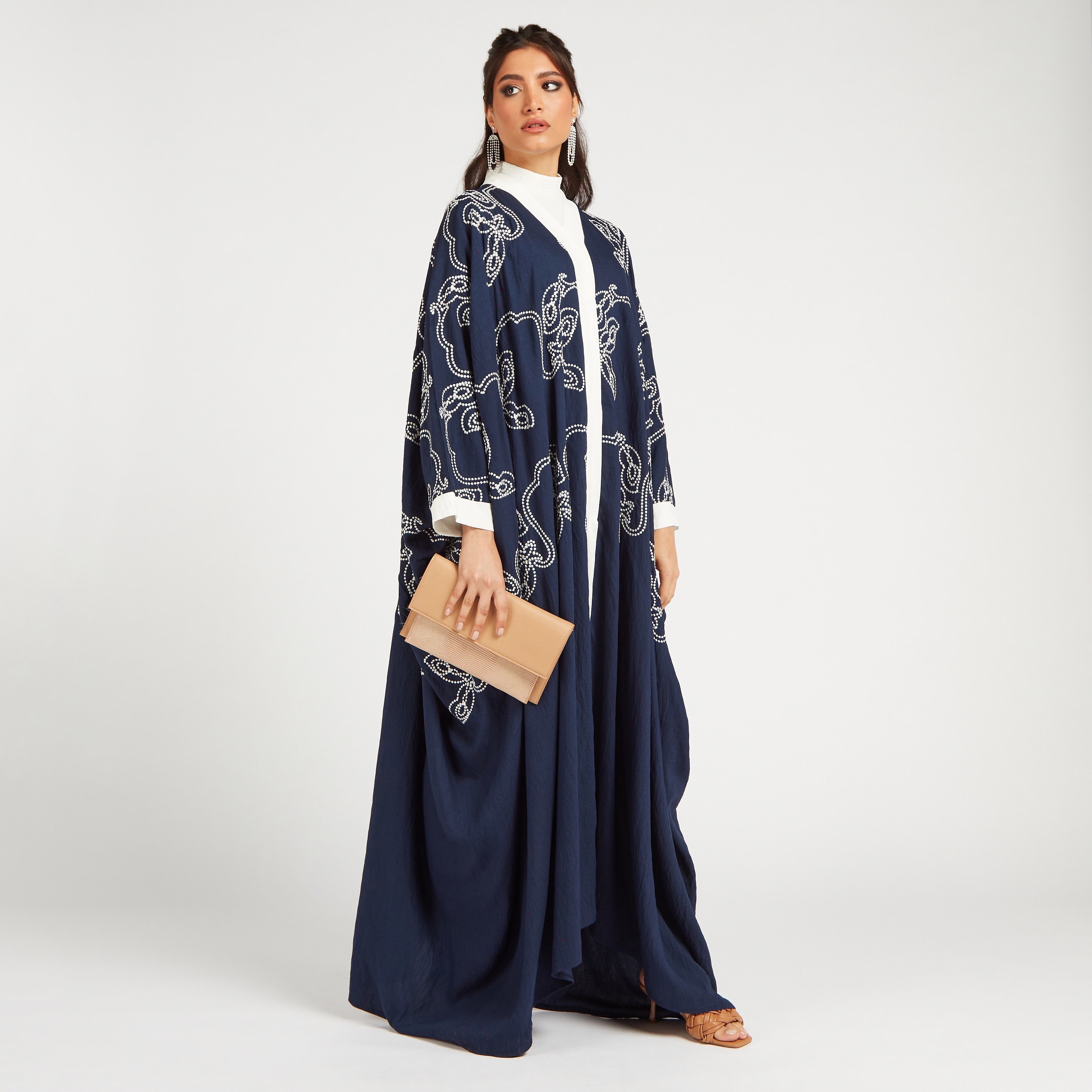 عباية مفتوحة من الأمام مطرزة بأكمام عريضة من مويستريت-women-arabicclothing-abayas-image-4
