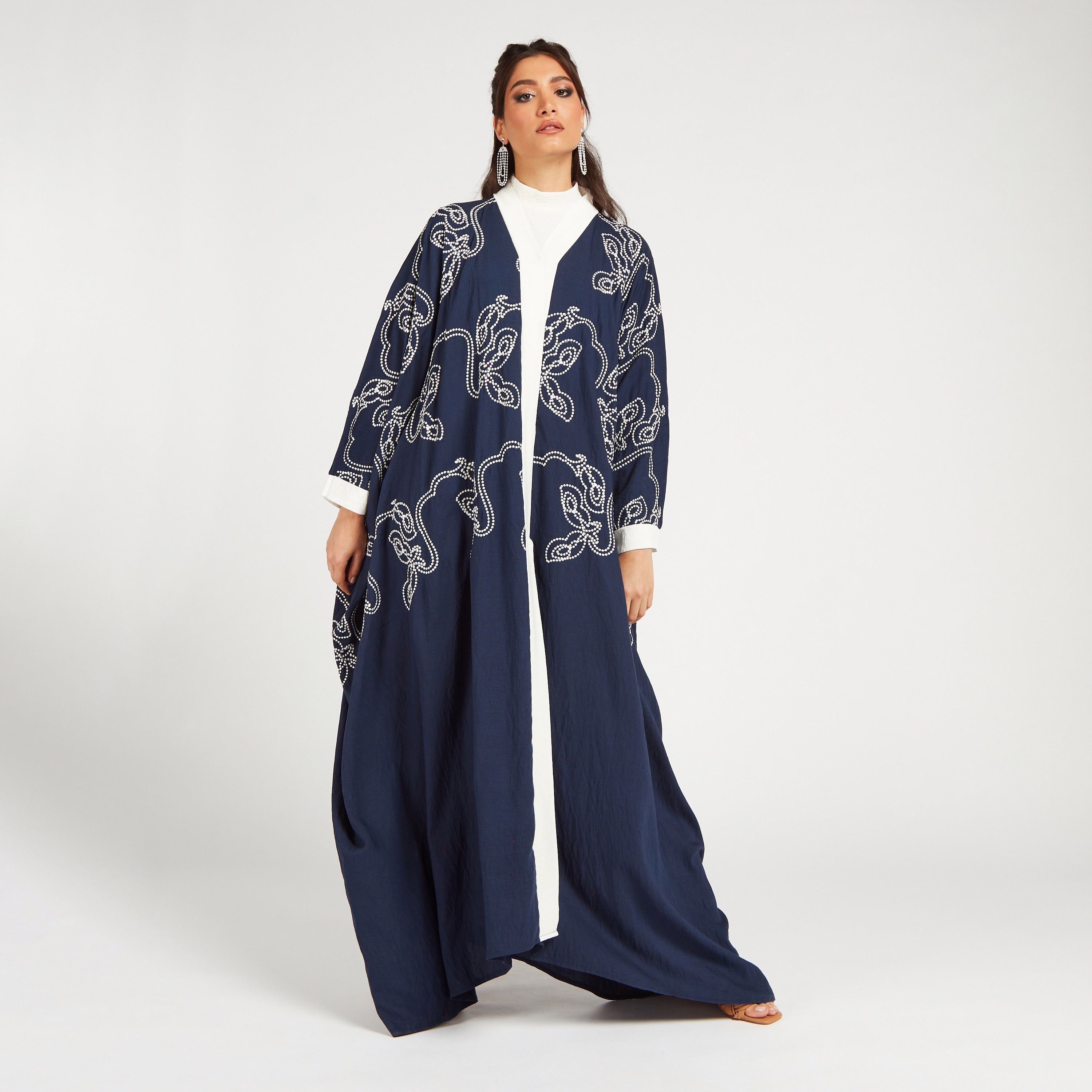 عباية مفتوحة من الأمام مطرزة بأكمام عريضة من مويستريت-women-arabicclothing-abayas-image-3
