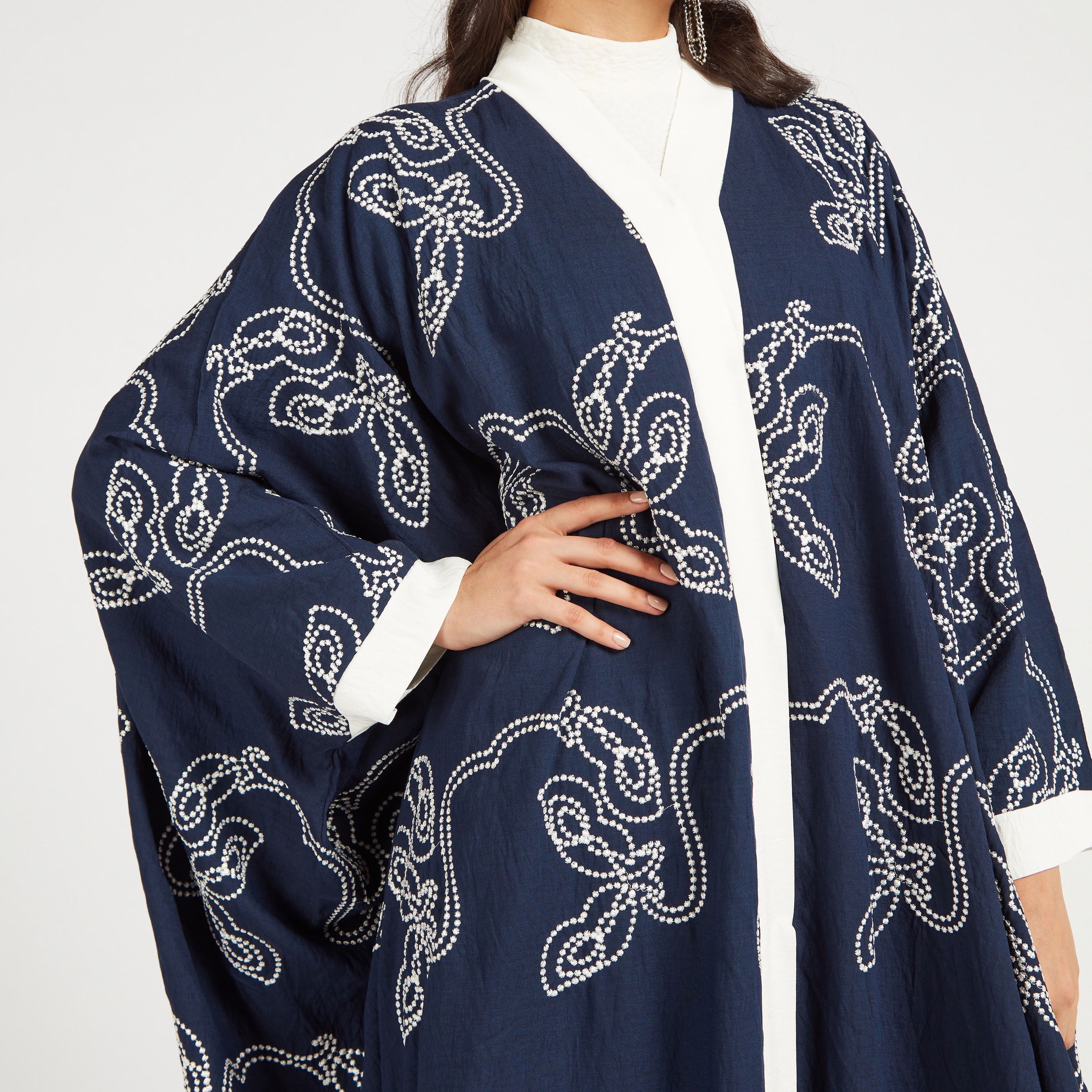 عباية مفتوحة من الأمام مطرزة بأكمام عريضة من مويستريت-women-arabicclothing-abayas-image-2