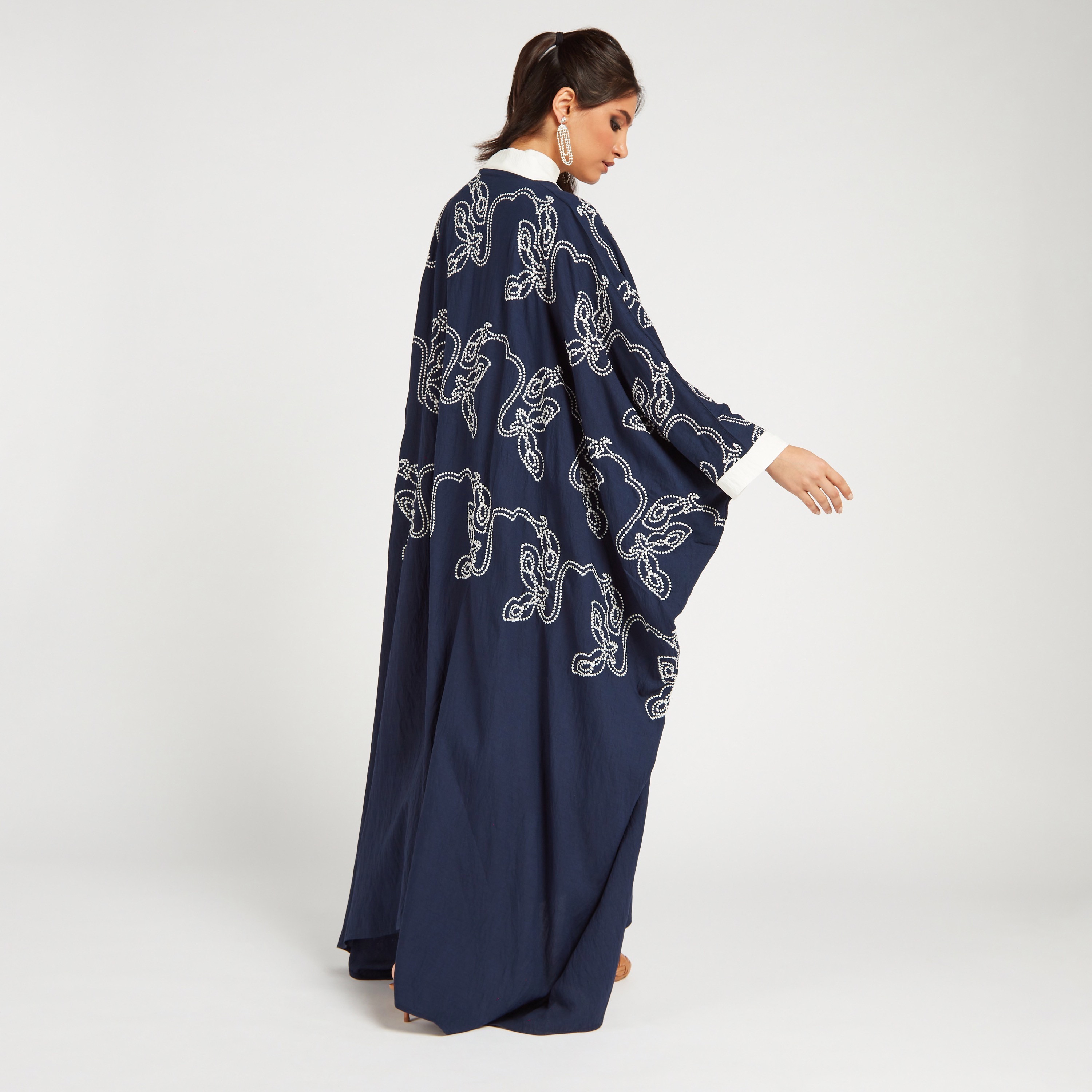 عباية مفتوحة من الأمام مطرزة بأكمام عريضة من مويستريت-women-arabicclothing-abayas-image-1