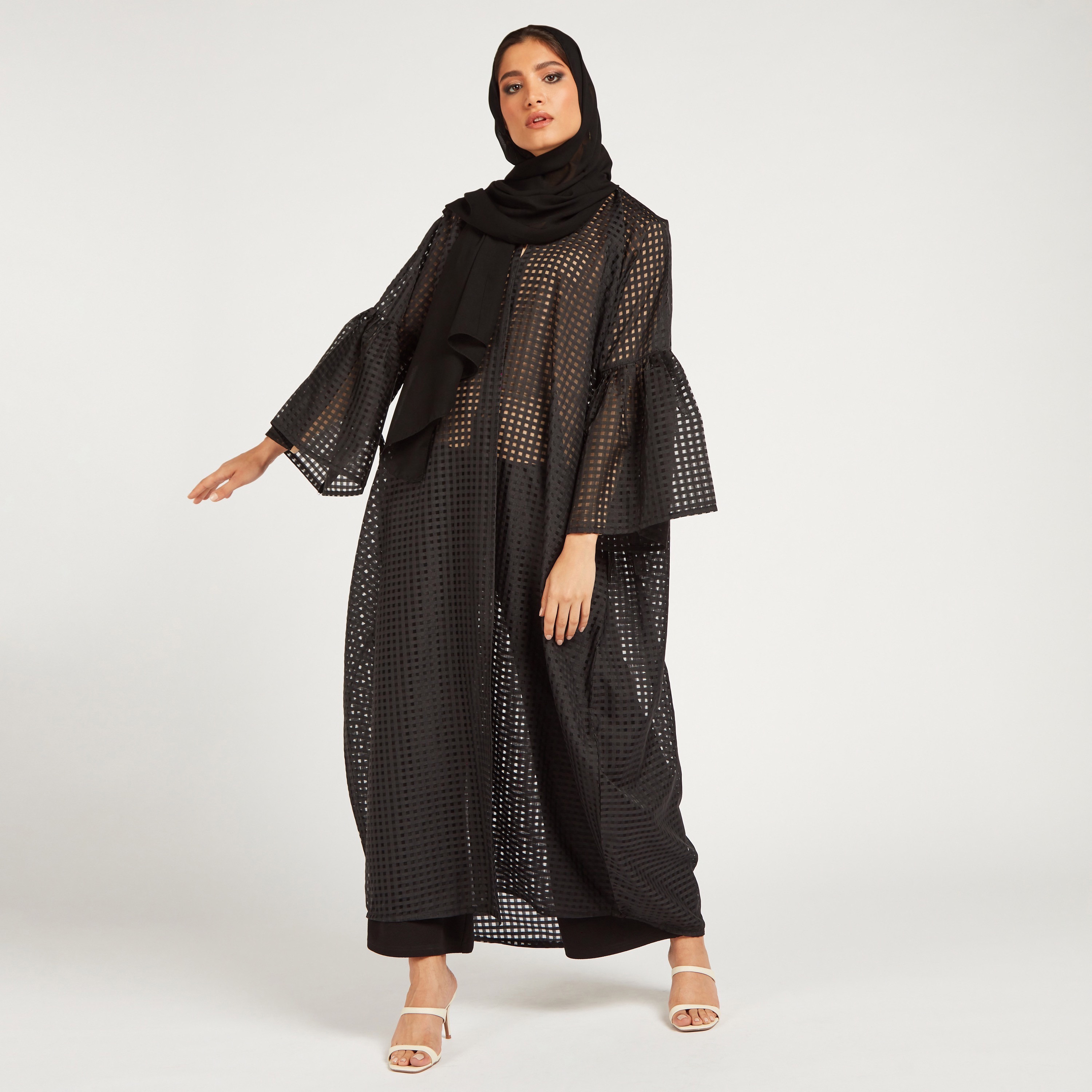 عباية كاروهات مفتوحة من الأمام بأكمام منفوخة من يارا-women-arabicclothing-abayas-image-1