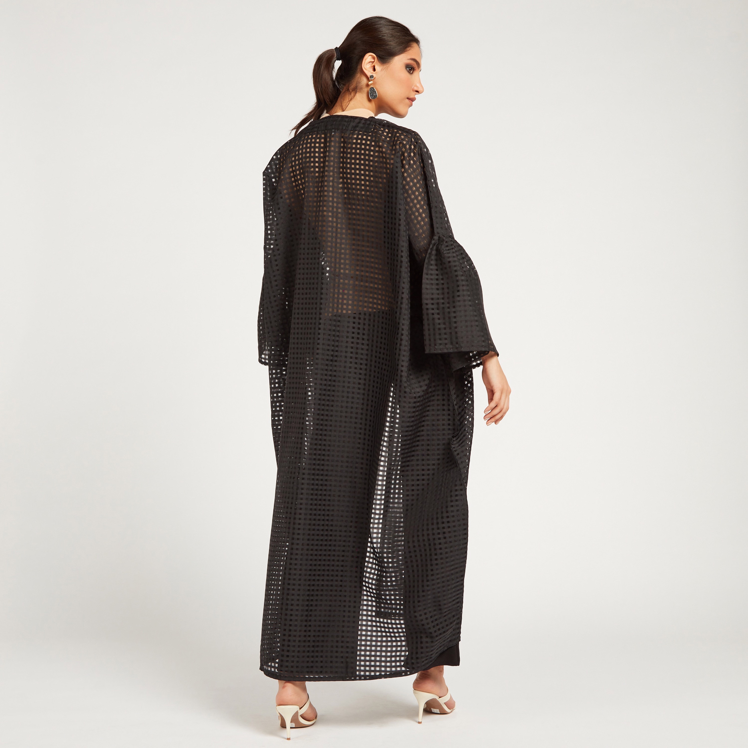 عباية كاروهات مفتوحة من الأمام بأكمام منفوخة من يارا-women-arabicclothing-abayas-image-2