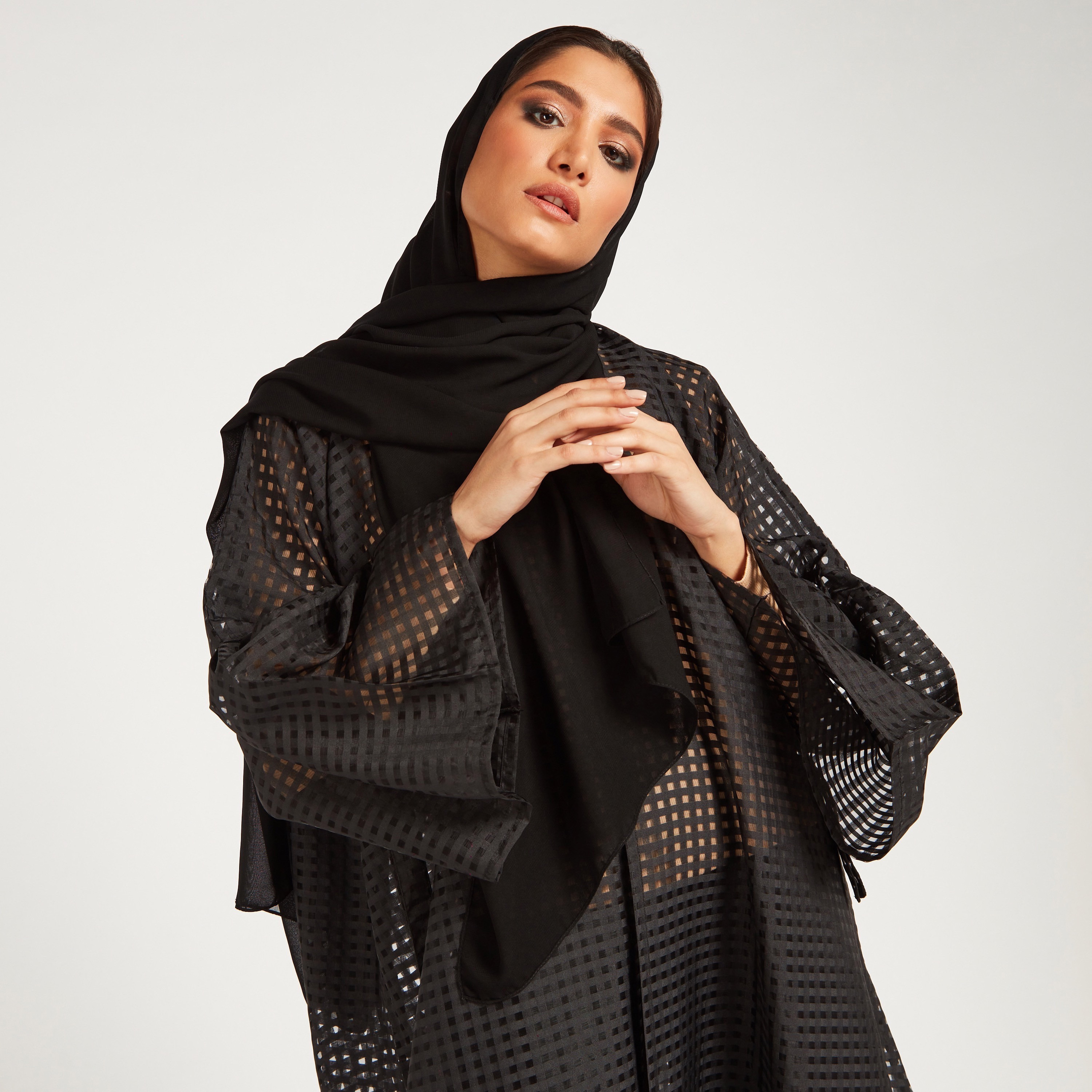 عباية كاروهات مفتوحة من الأمام بأكمام منفوخة من يارا-women-arabicclothing-abayas-image-3