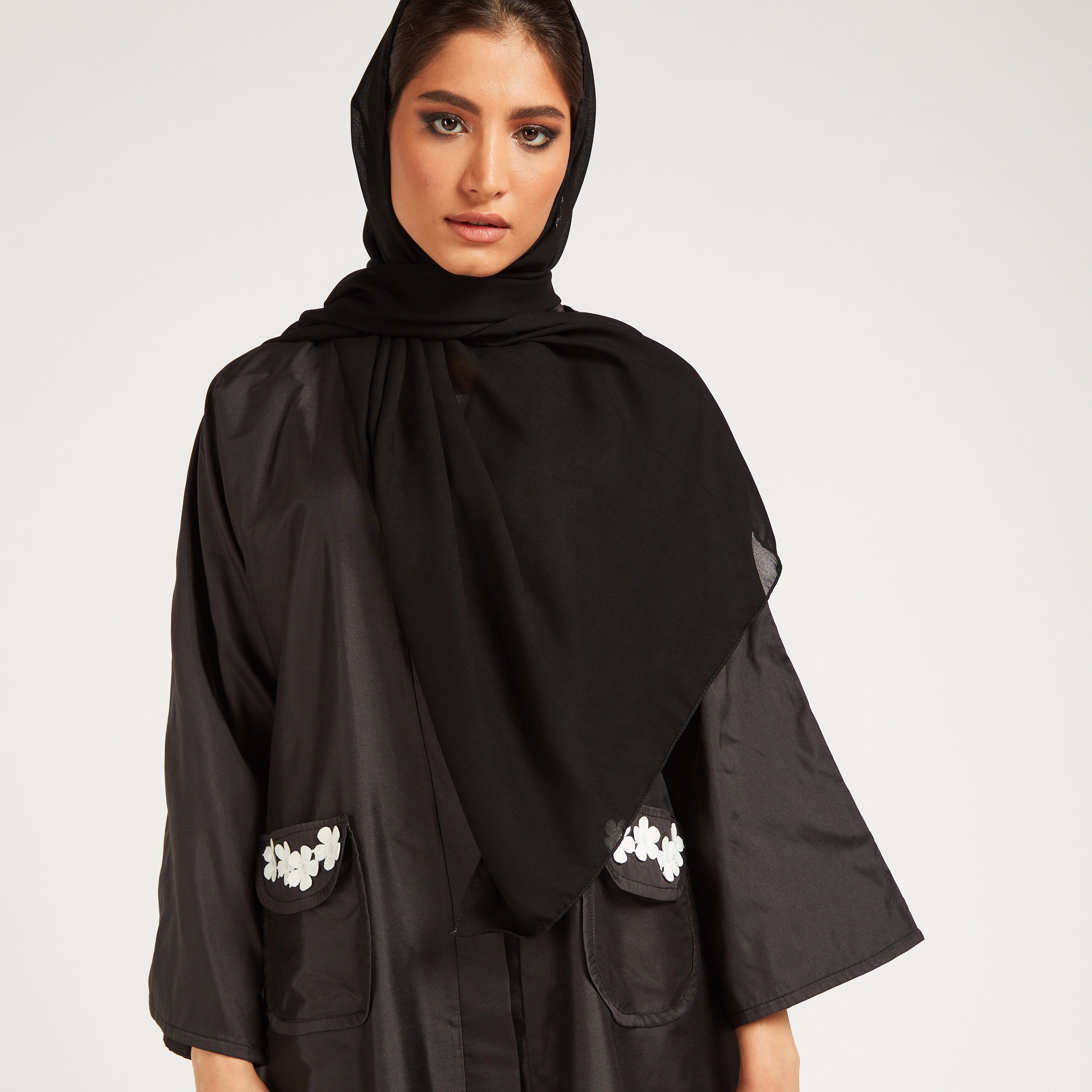 عباية سادة بأكمام طويلة وجيوب من يارا-women-arabicclothing-abayas-image-2