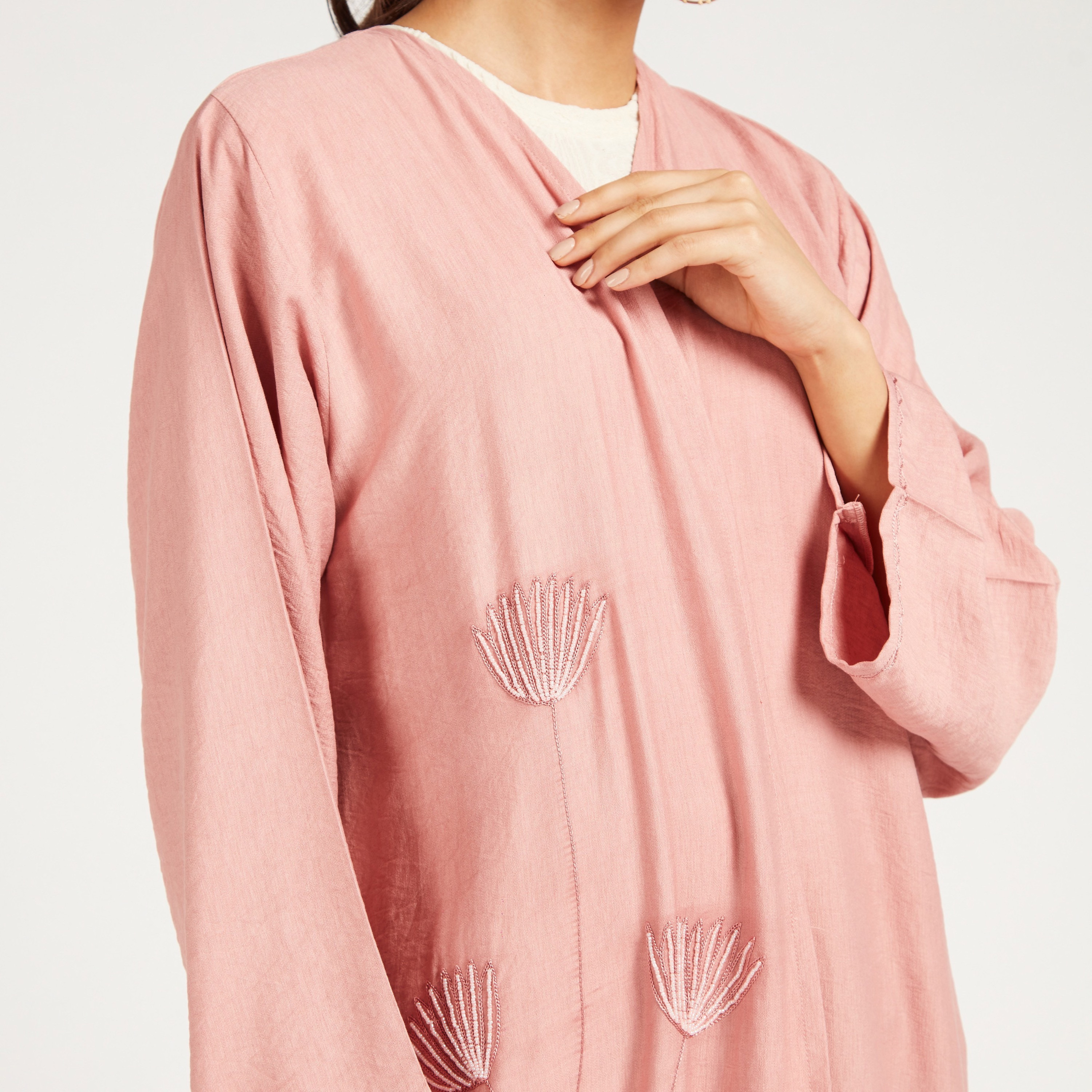 عباية طويلة مزيّنة بأكمام طويلة من يارا-women-arabicclothing-abayas-image-2