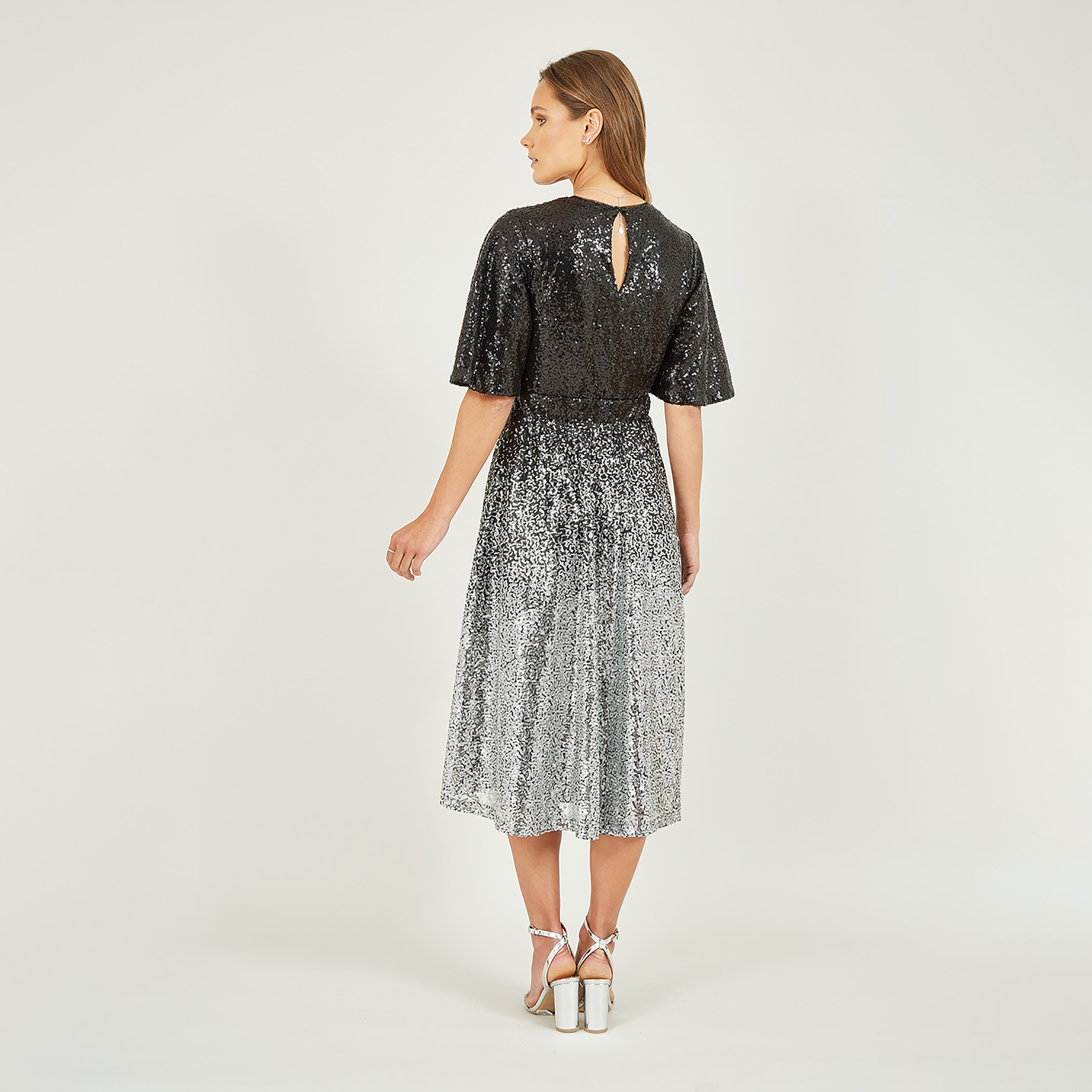 فستان سهرة نسائي متوسط الطول باللونين الأسود والفضي مع ترتر أومبير من يامي-women-clothing-dresses-image-2
