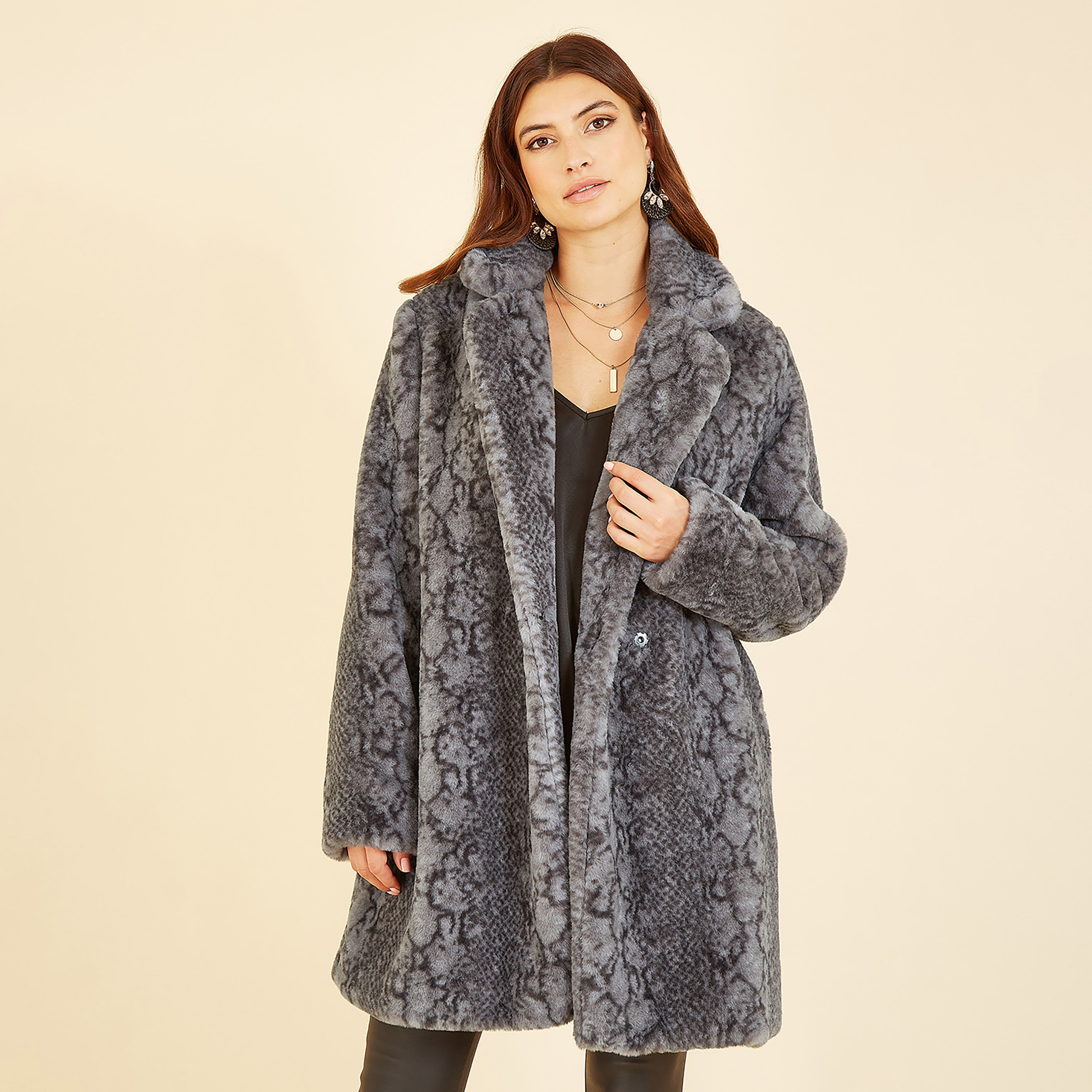 معطف نسائي من الفرو الصناعي بطبعة جلد الثعبان باللون الرمادي من يامي-women-clothing-coatsandjackets-coats-image-1