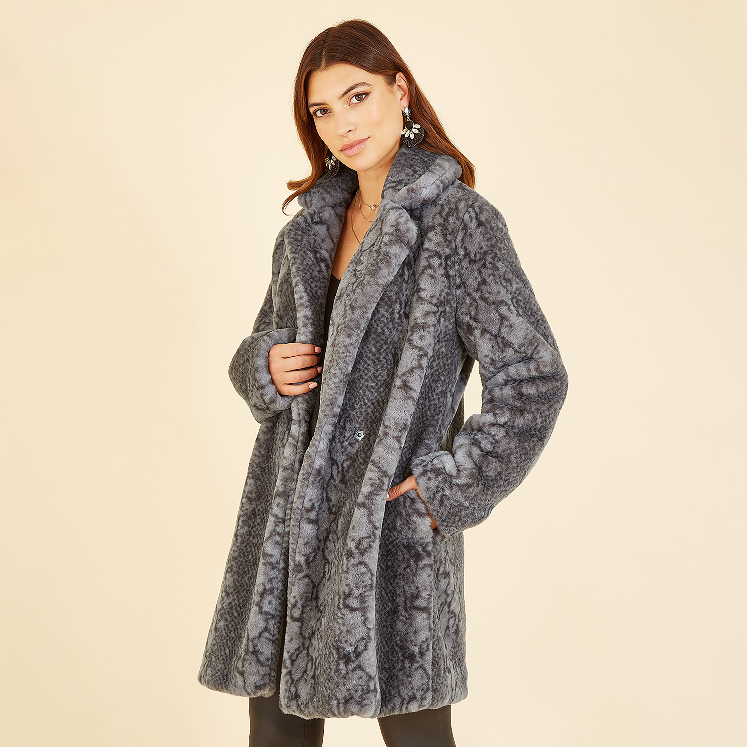 معطف نسائي من الفرو الصناعي بطبعة جلد الثعبان باللون الرمادي من يامي-women-clothing-coatsandjackets-coats-image-2