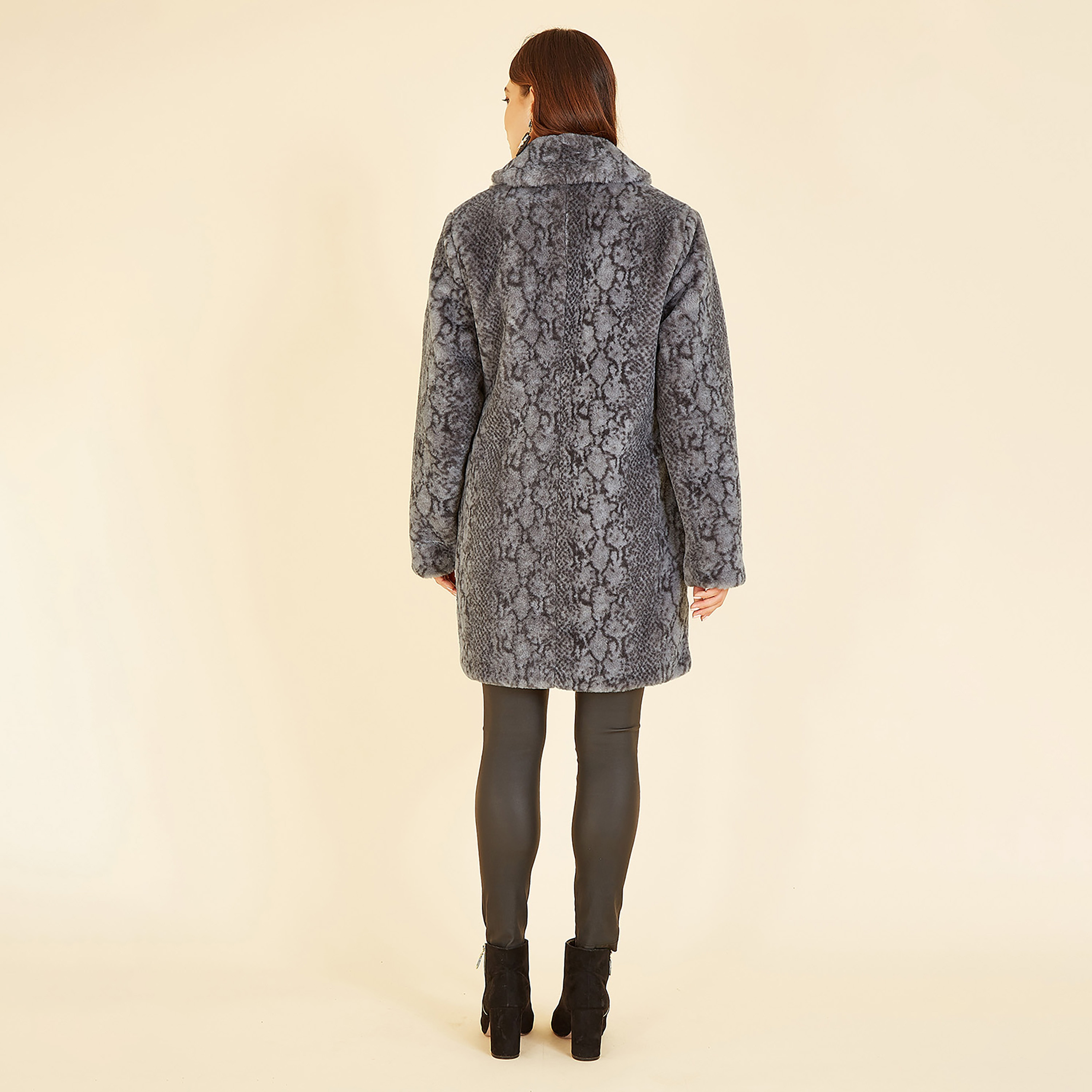 معطف نسائي من الفرو الصناعي بطبعة جلد الثعبان باللون الرمادي من يامي-women-clothing-coatsandjackets-coats-image-3